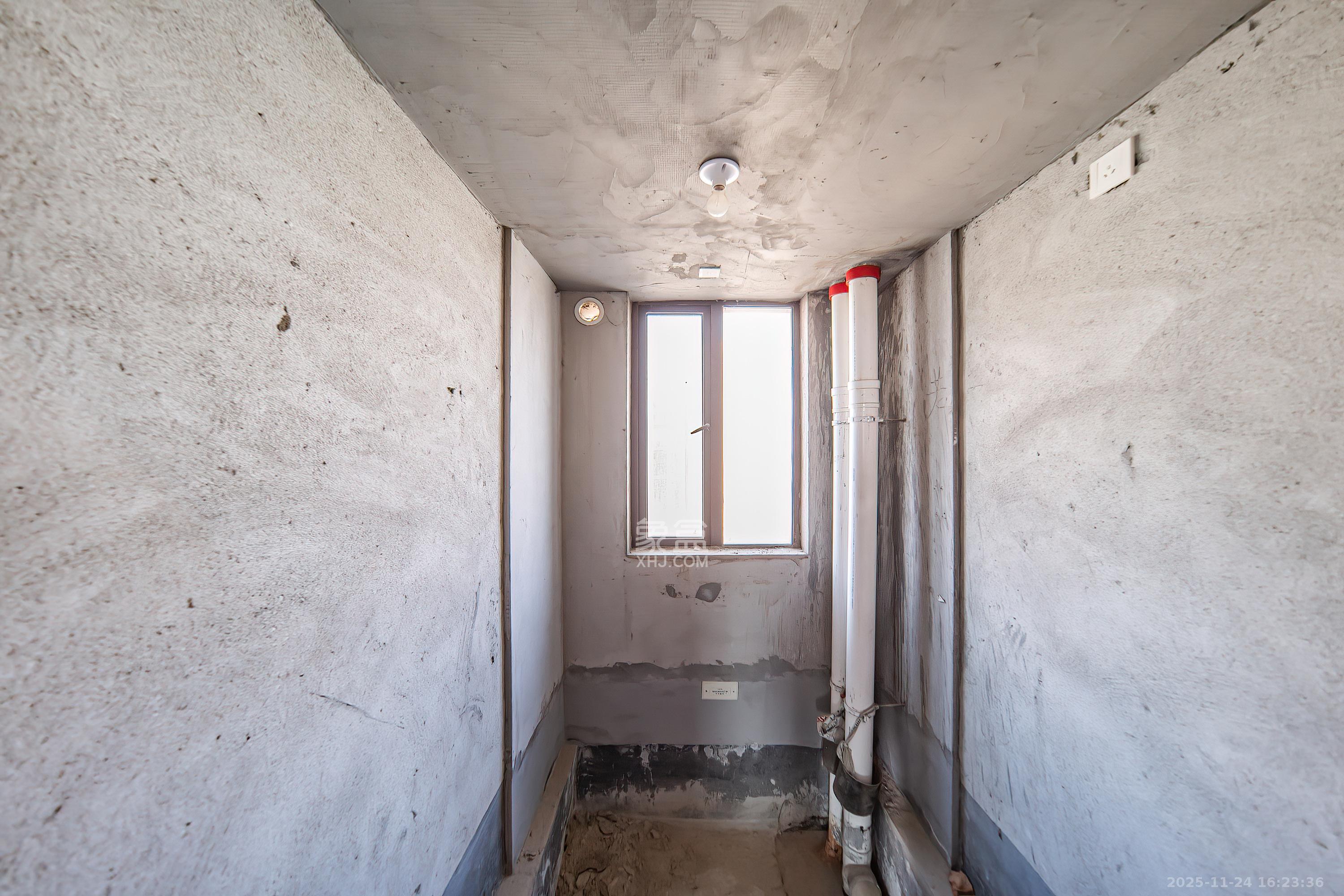 上园商住小区  4室2厅2卫    130.0万卫生间