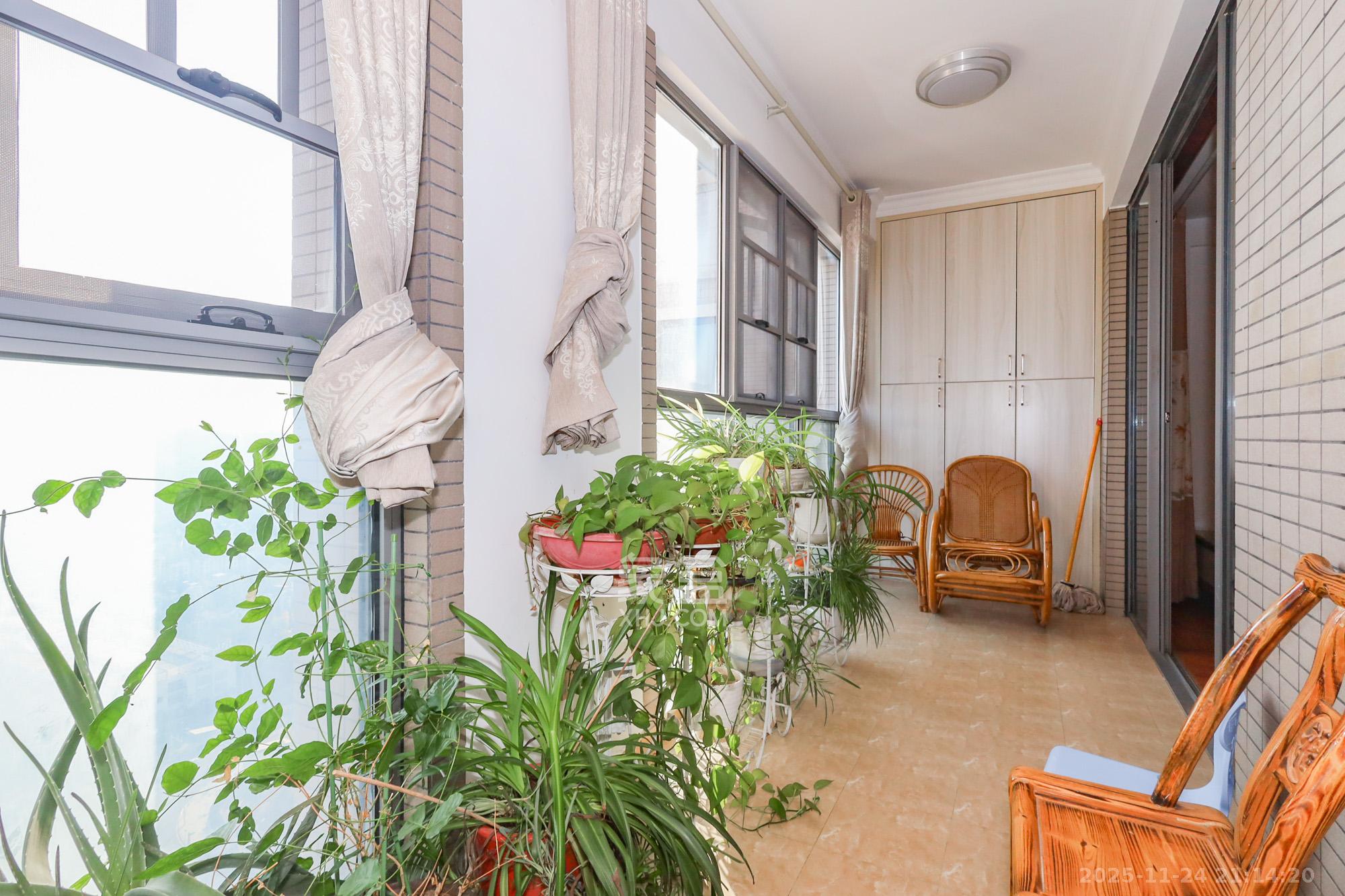 八方小区C区  3室2厅2卫    360.0万阳台