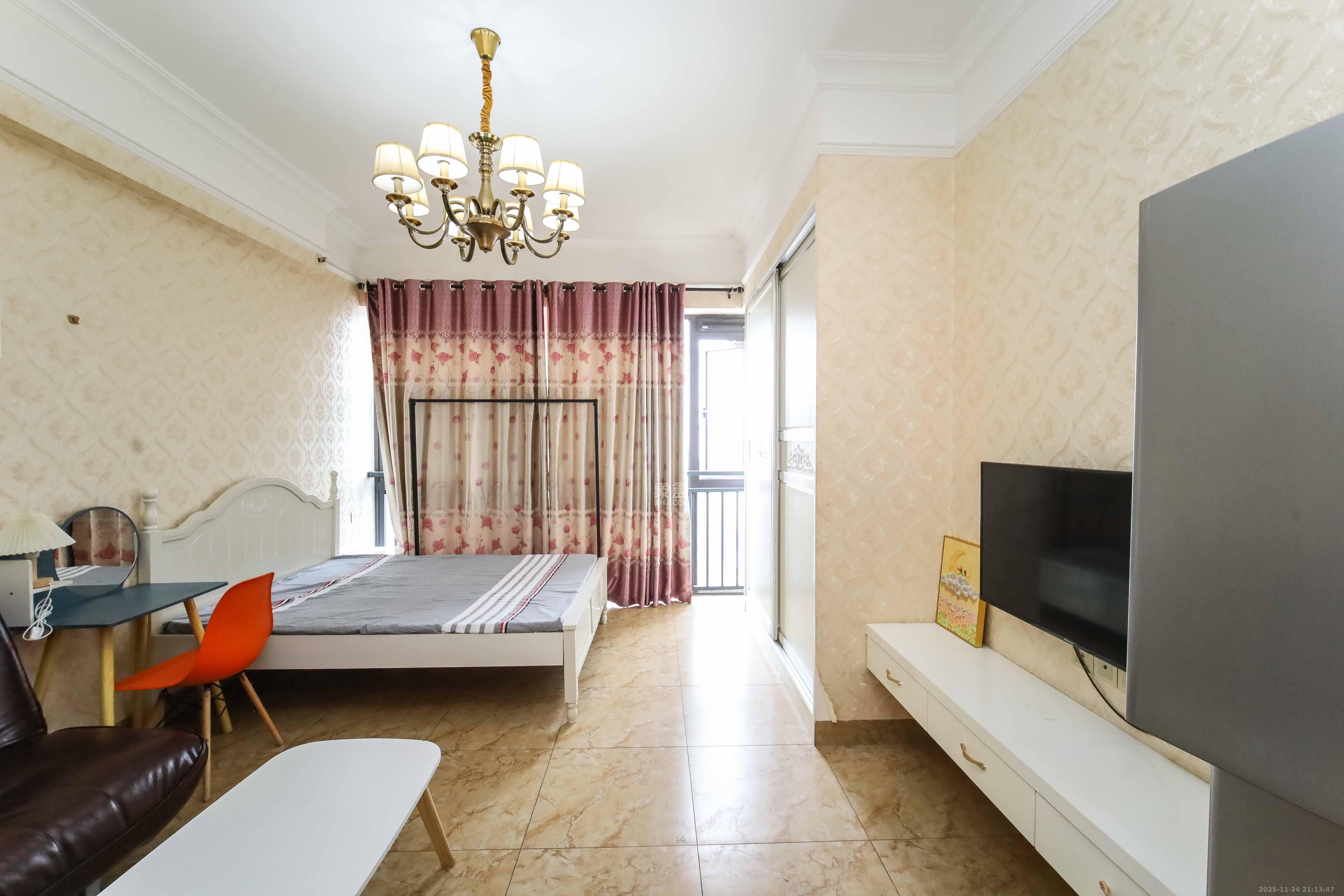 红橡华园(菲莎公馆) 1室1厅1卫 30.0万 红橡华园(菲莎公馆) 1室1厅1卫 30.0万客厅