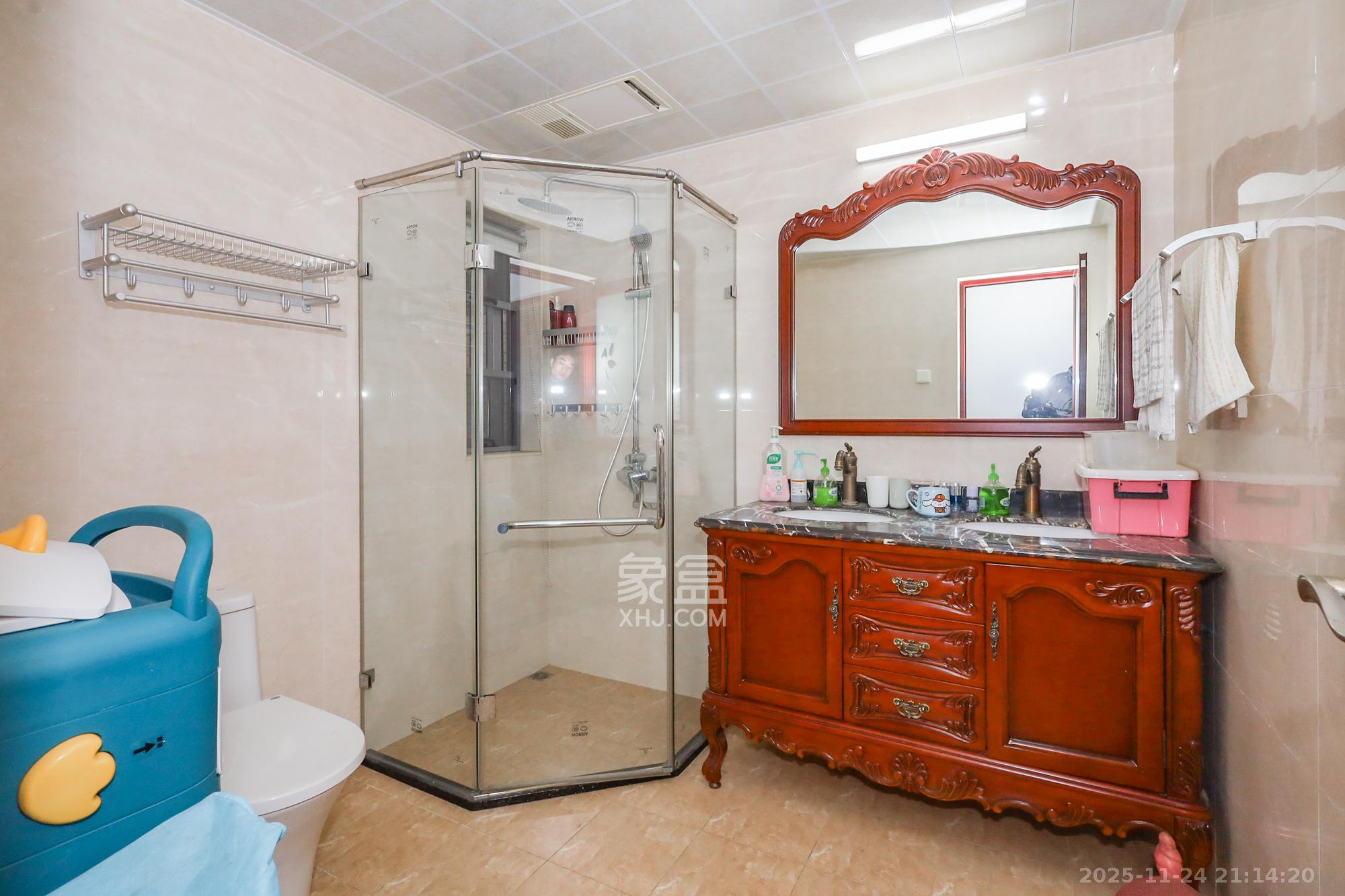 八方小区C区 3室2厅2卫 360.0万 八方小区C区 3室2厅2卫 360.0万卫生间