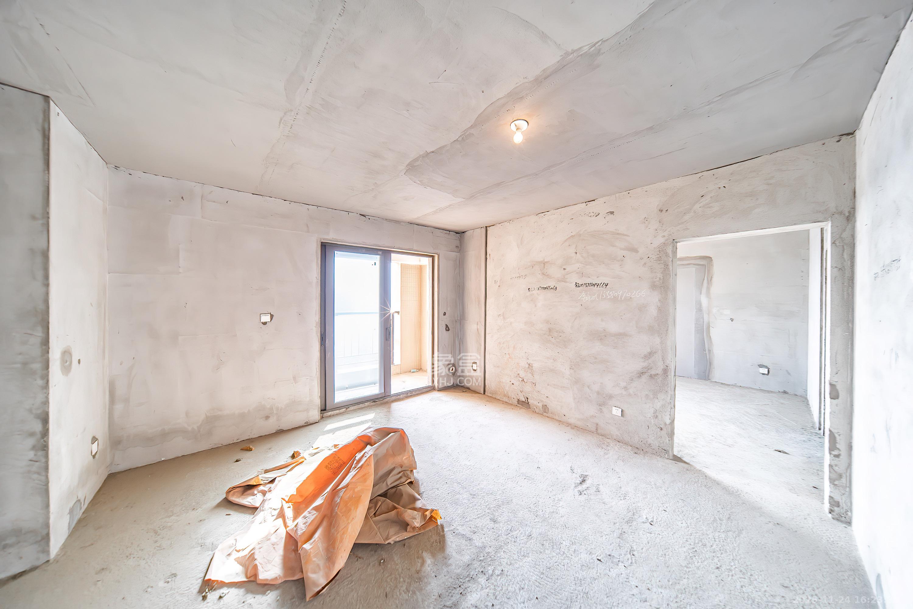 上园商住小区  4室2厅2卫    130.0万客厅