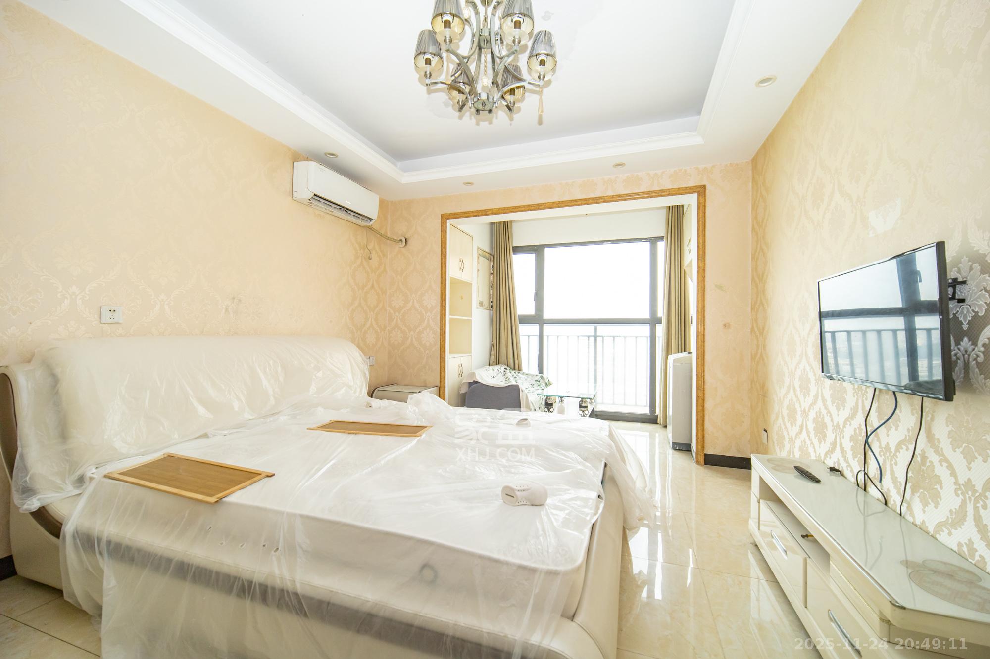 华润五彩城  1室1厅1卫    21.8万客厅