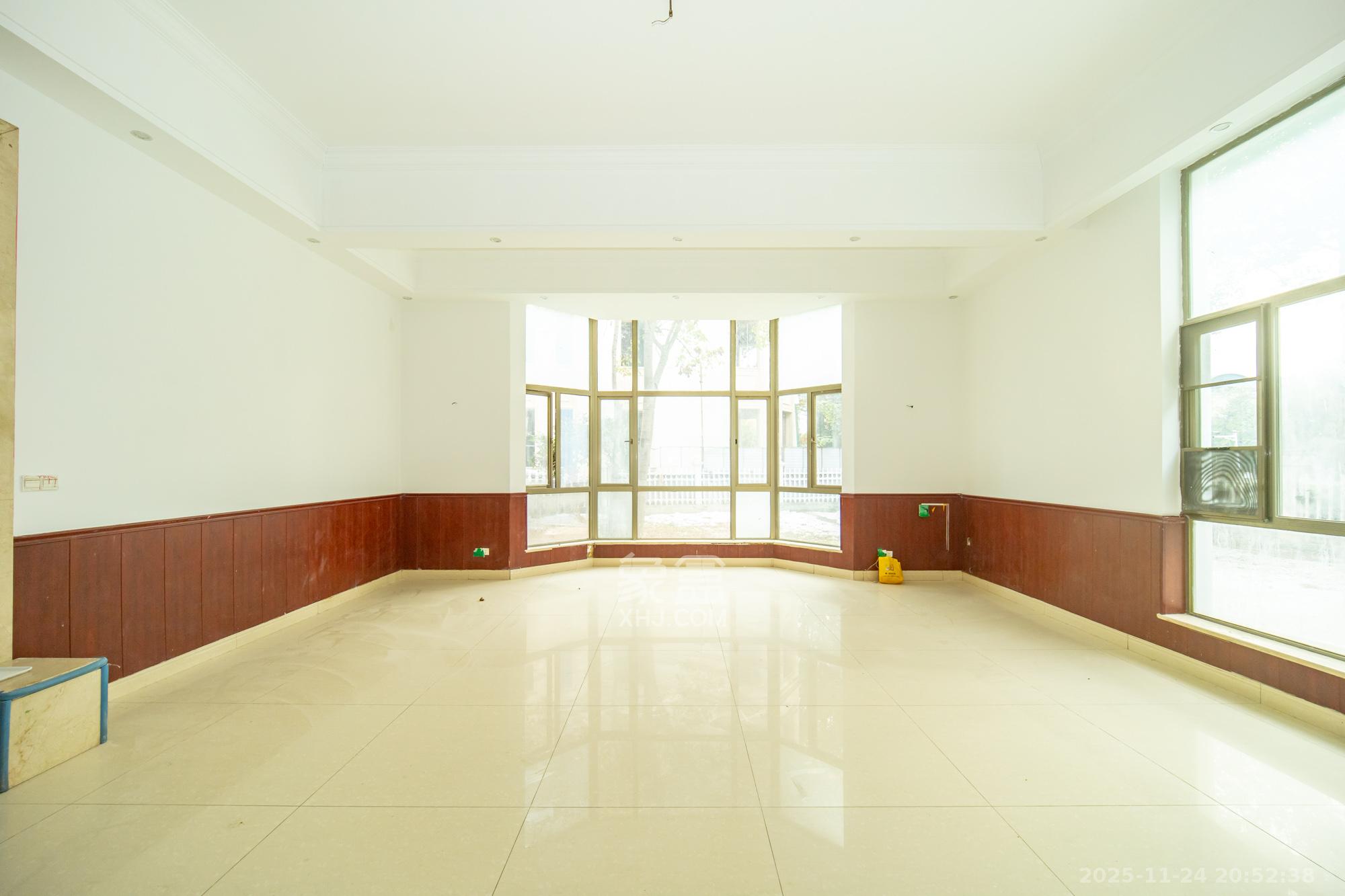 碧桂园威尼斯城 6室4厅4卫 1780.0万 碧桂园威尼斯城 6室4厅4卫 1780.0万客厅