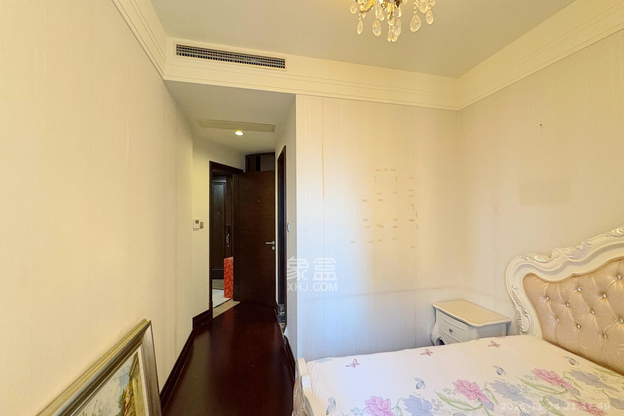 华远华中心  4室2厅5卫    600.0万卧室