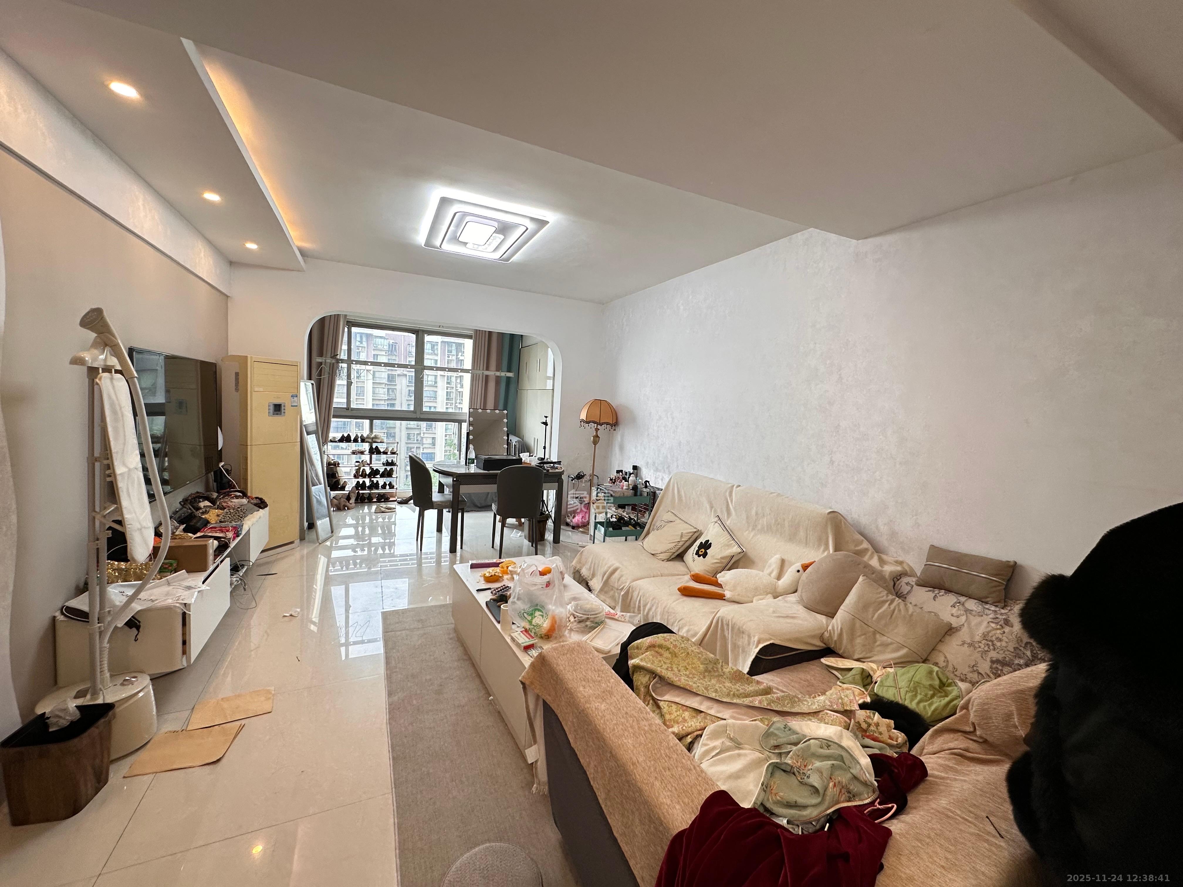 银港水晶城 2室1厅1卫 2600.0元/月 银港水晶城 2室1厅1卫 2600.0元/月室内图