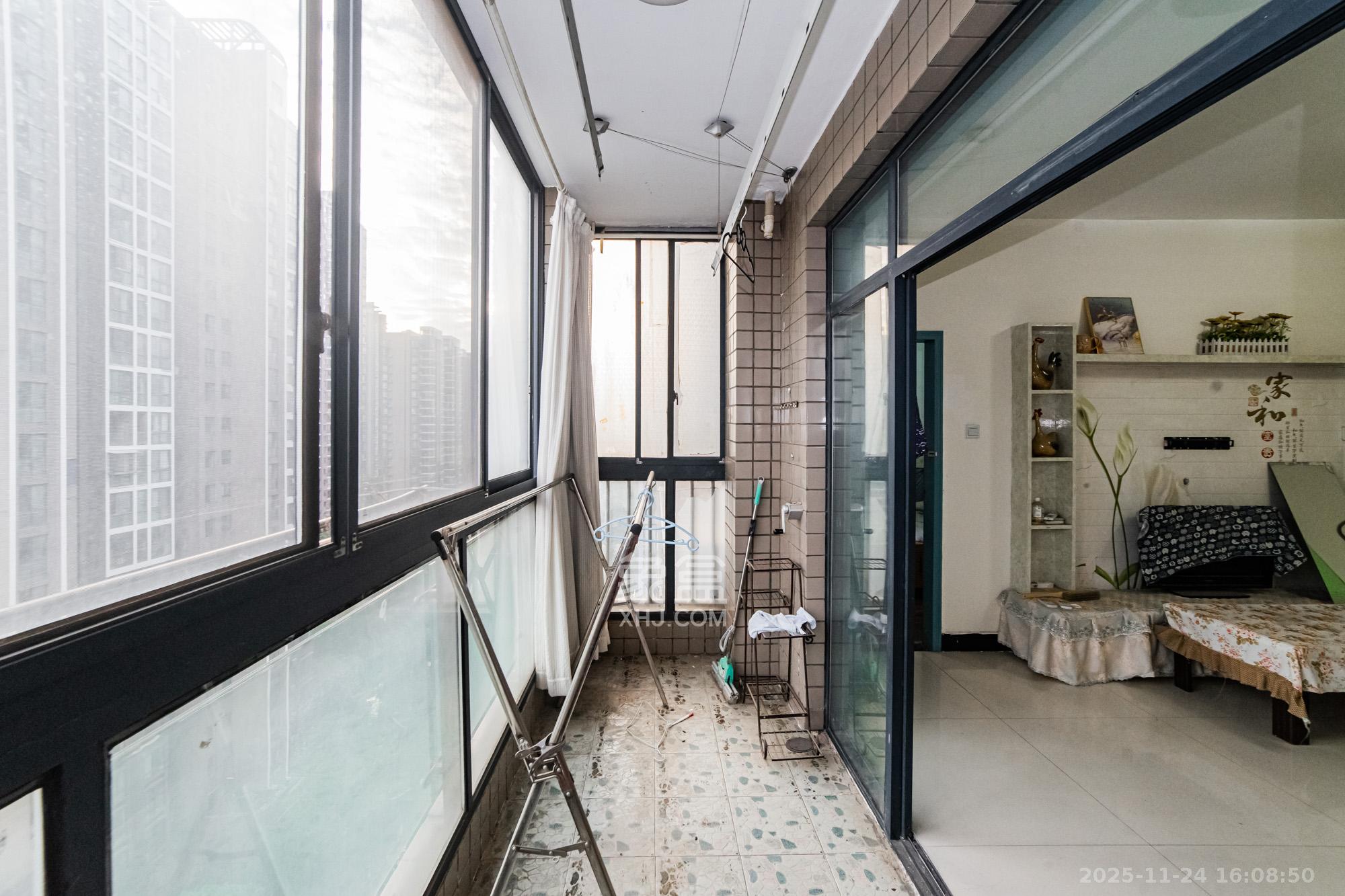 湘江世纪城咏江苑 3室2厅2卫 91.0万 湘江世纪城咏江苑 3室2厅2卫 91.0万阳台