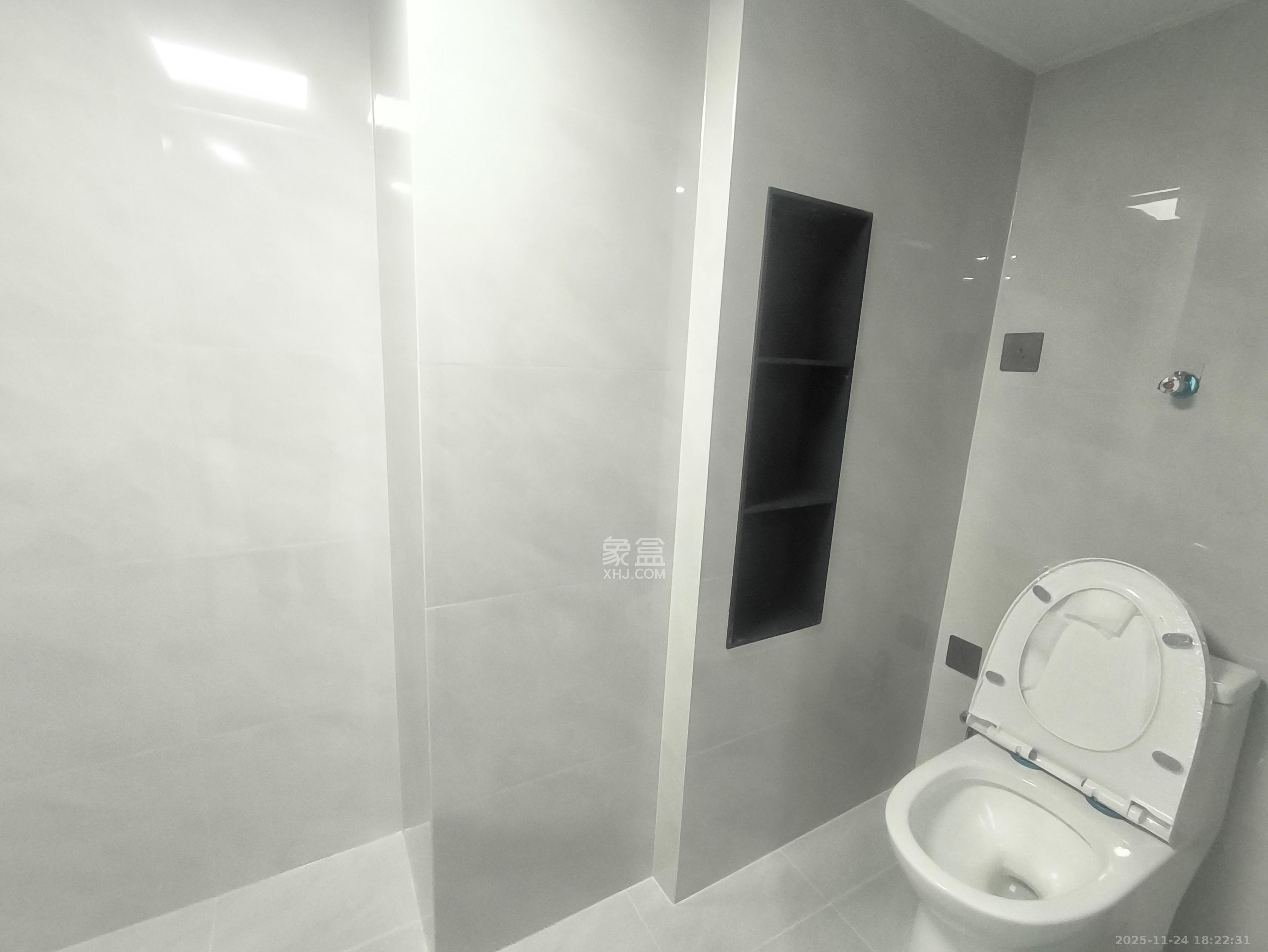 绿地V岛  1室0厅0卫    2200.0元/月室内图