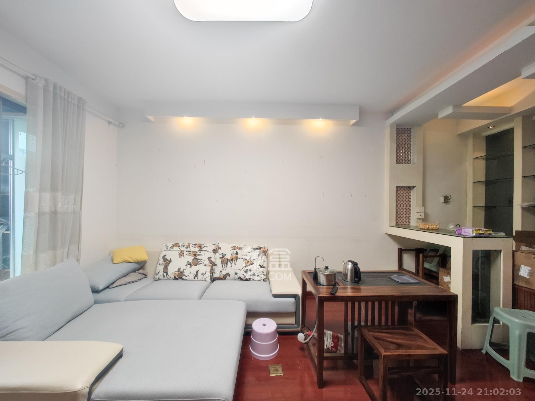 岳泰理想城  3室2厅1卫    68.0万客厅