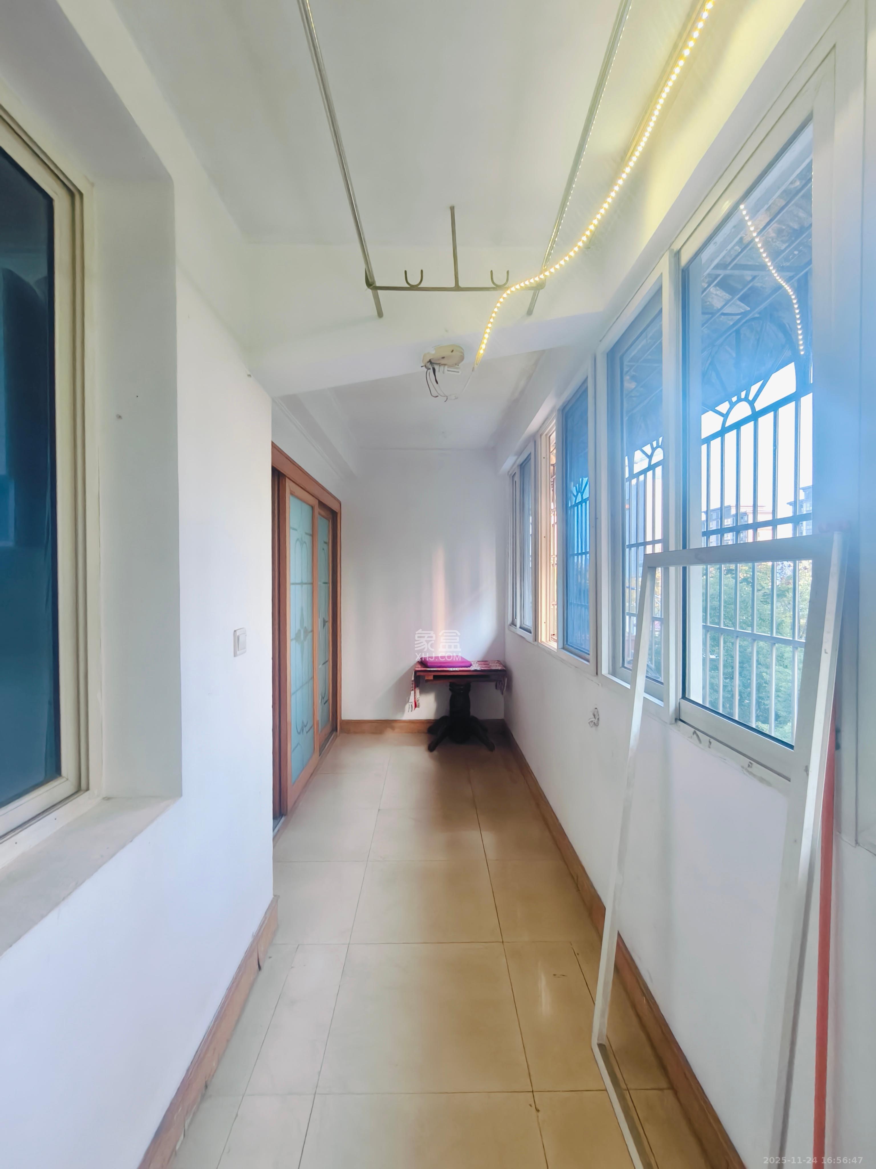 德雅精品公寓  3室2厅1卫    2500.0元/月室内图