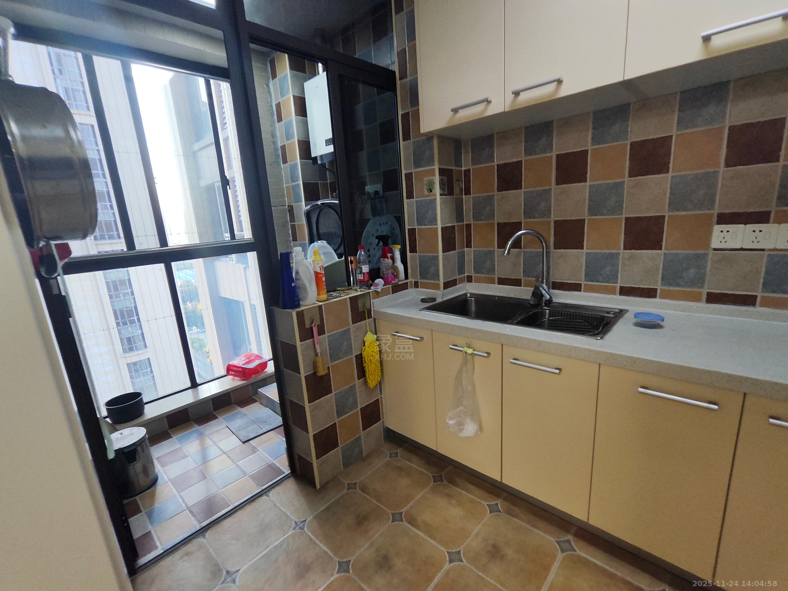 中泰财富湘江  3室2厅1卫    2000.0元/月室内图