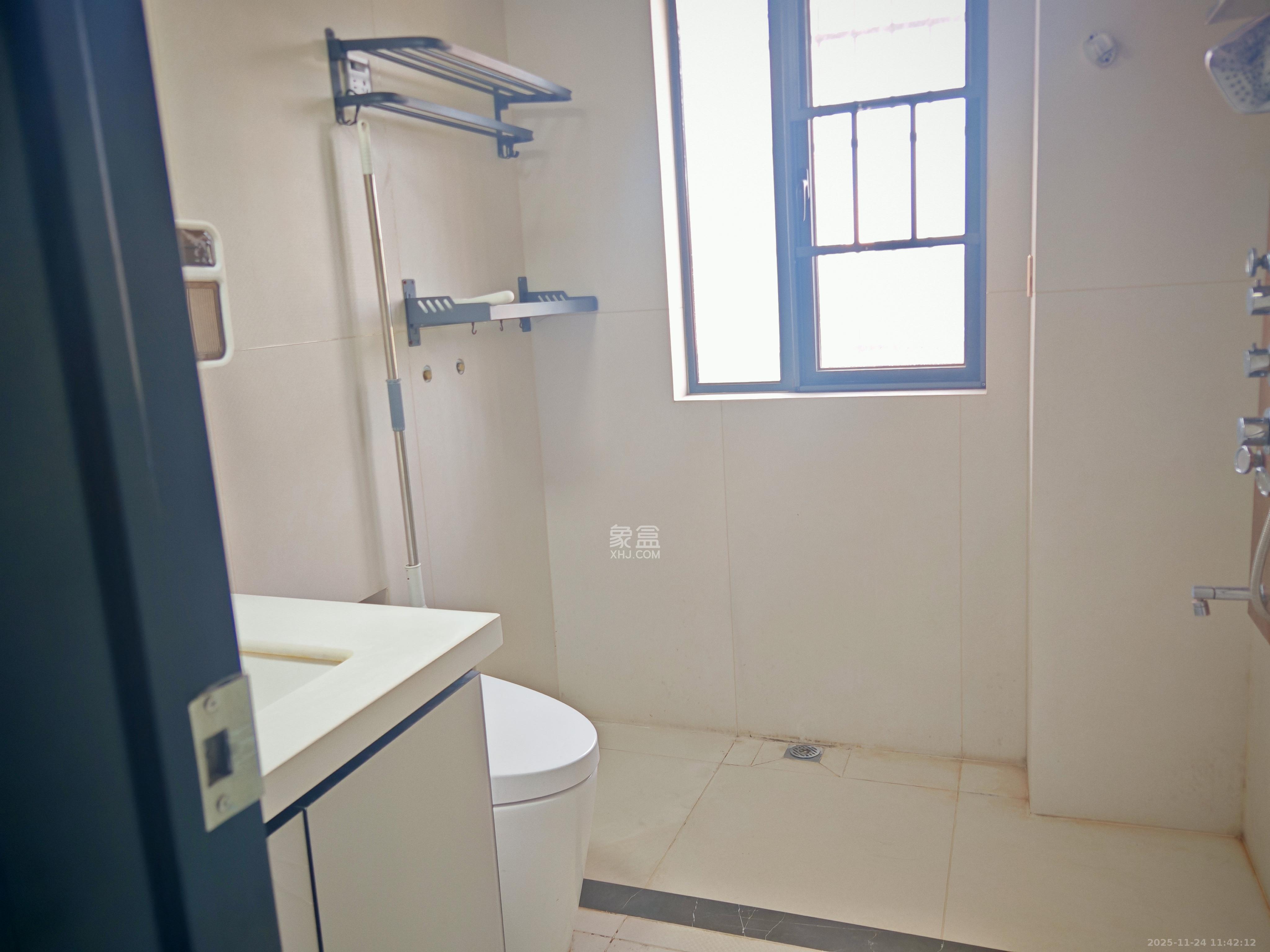 山水新城  3室2厅2卫    2700.0元/月室内图