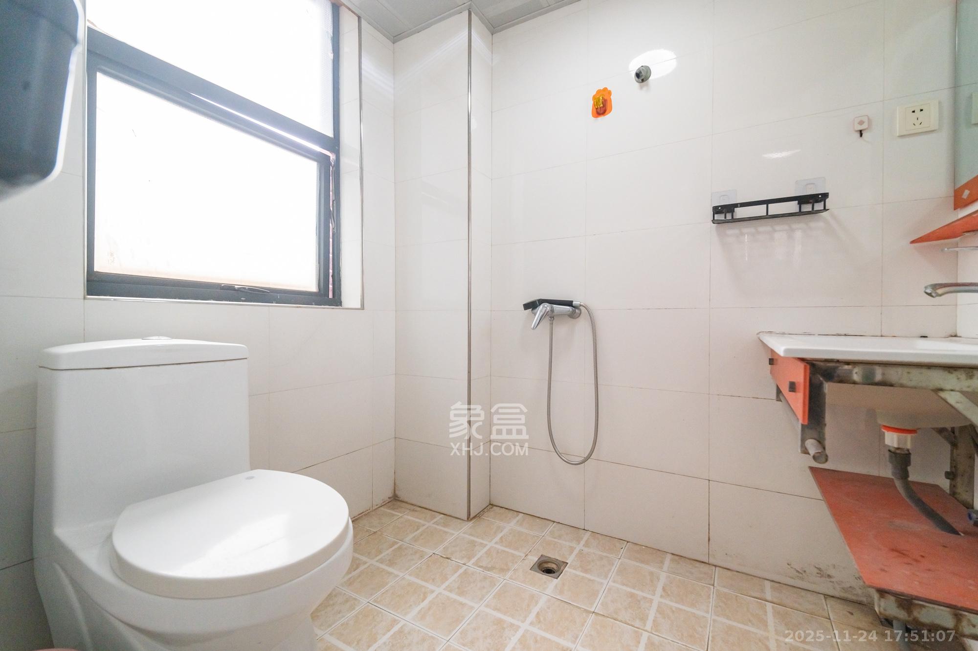 尚城 3室2厅2卫 80.0万 尚城 3室2厅2卫 80.0万卫生间