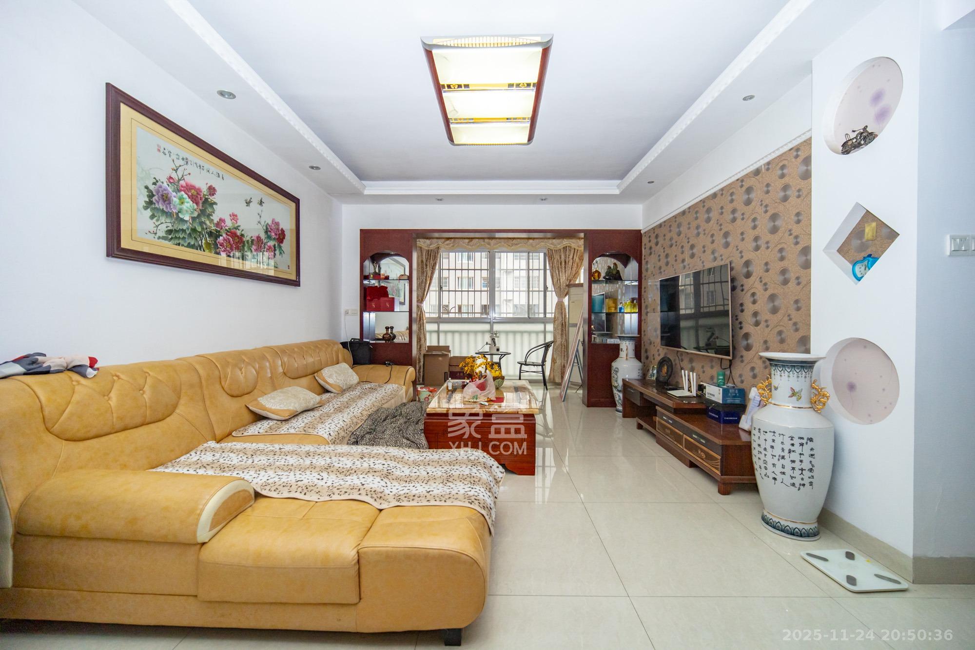 佳美星城 3室2厅1卫 68.0万 佳美星城 3室2厅1卫 68.0万客厅