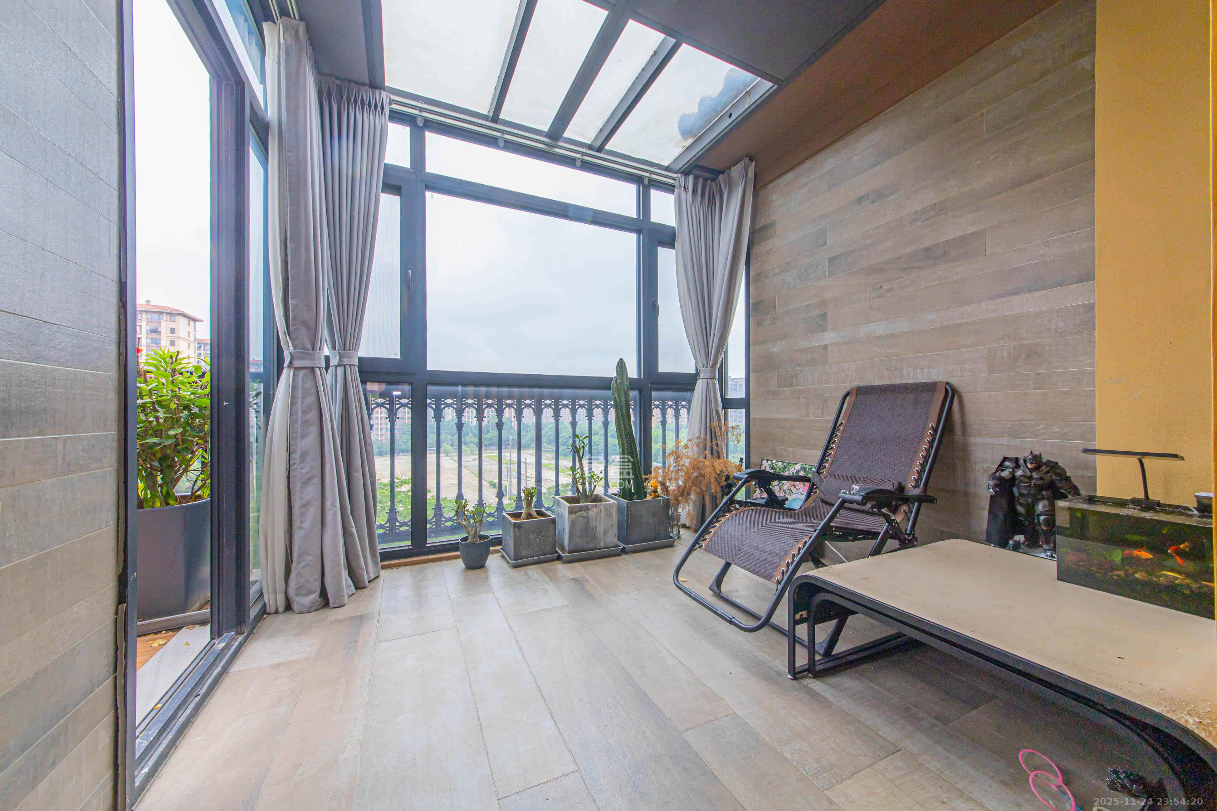 中建芙蓉和苑 6室2厅4卫 468.0万 中建芙蓉和苑 6室2厅4卫 468.0万阳台