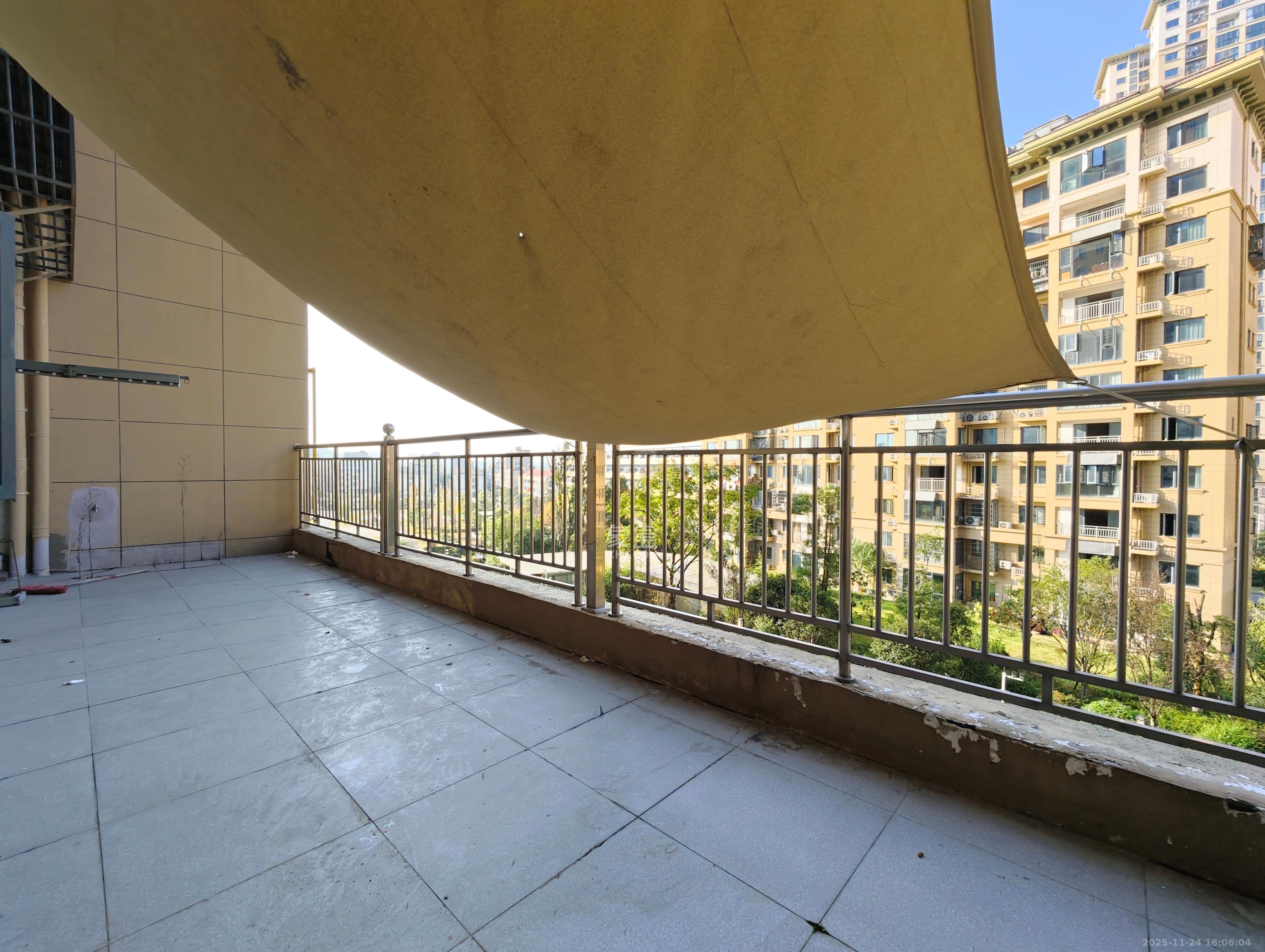 荣盛岳麓峰景 3室2厅2卫 2200.0元/月 荣盛岳麓峰景 3室2厅2卫 2200.0元/月室内图