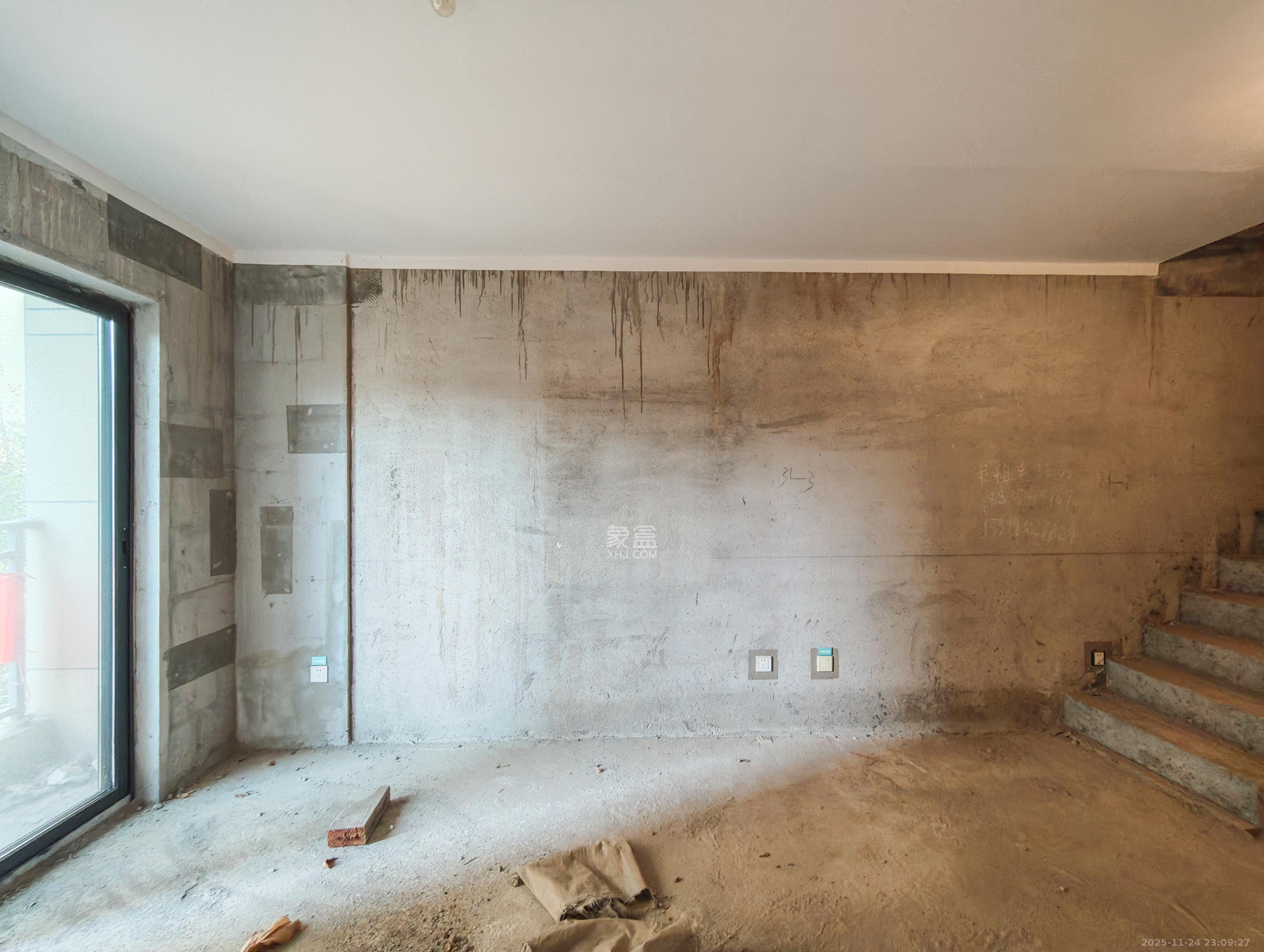 保利城(中航城国际社区、郡原美村) 4室2厅2卫 72.8万 保利城(中航城国际社区、郡原美村) 4室2厅2卫 72.8万客厅