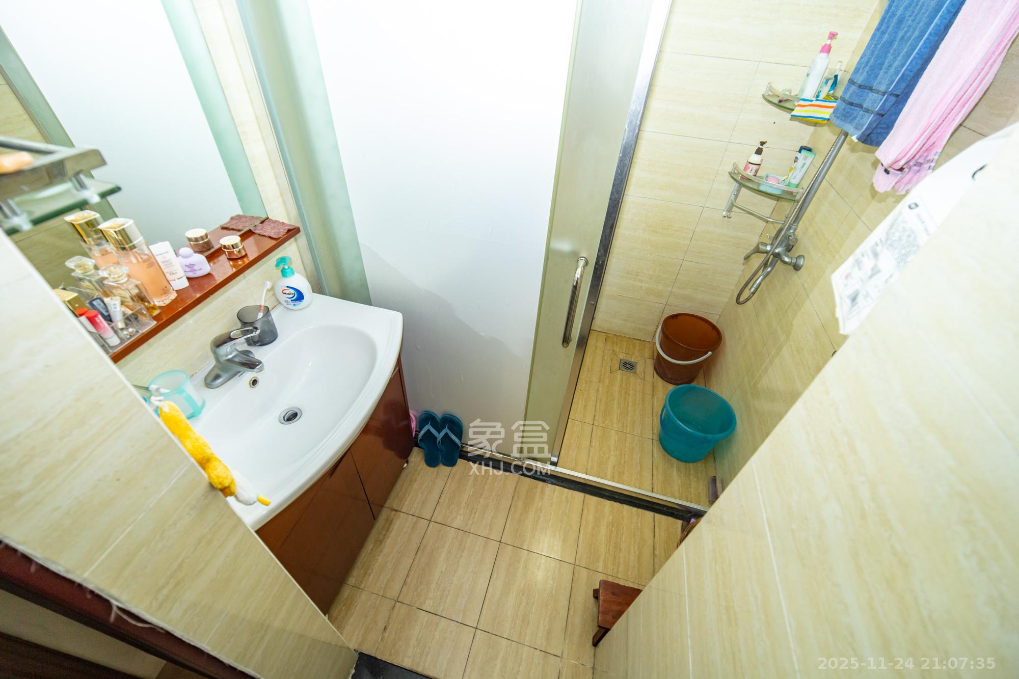 华润凤凰城三期  2室2厅1卫    63.8万卫生间