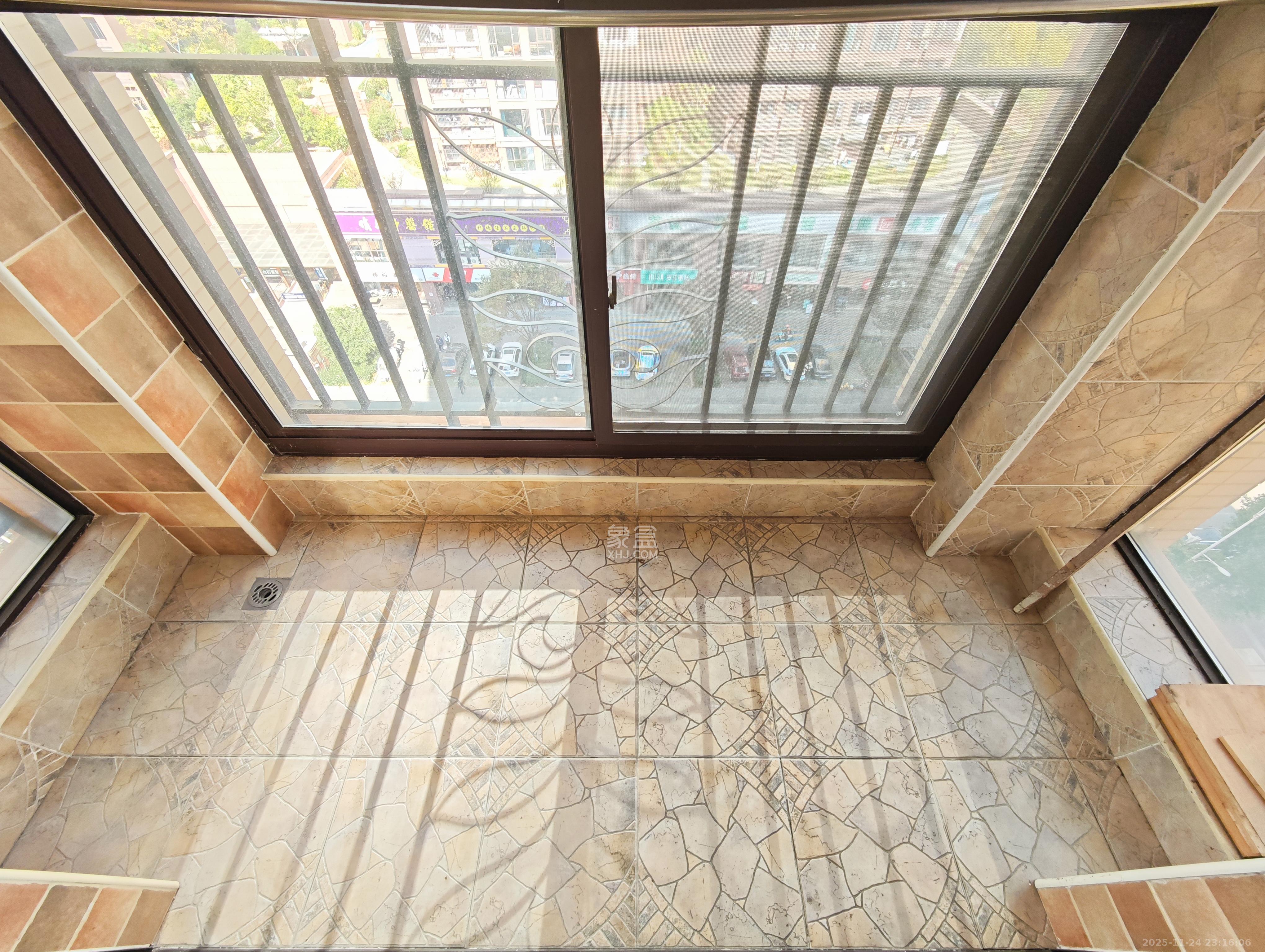 宏聚地中海 3室2厅2卫 86.0万 宏聚地中海 3室2厅2卫 86.0万阳台