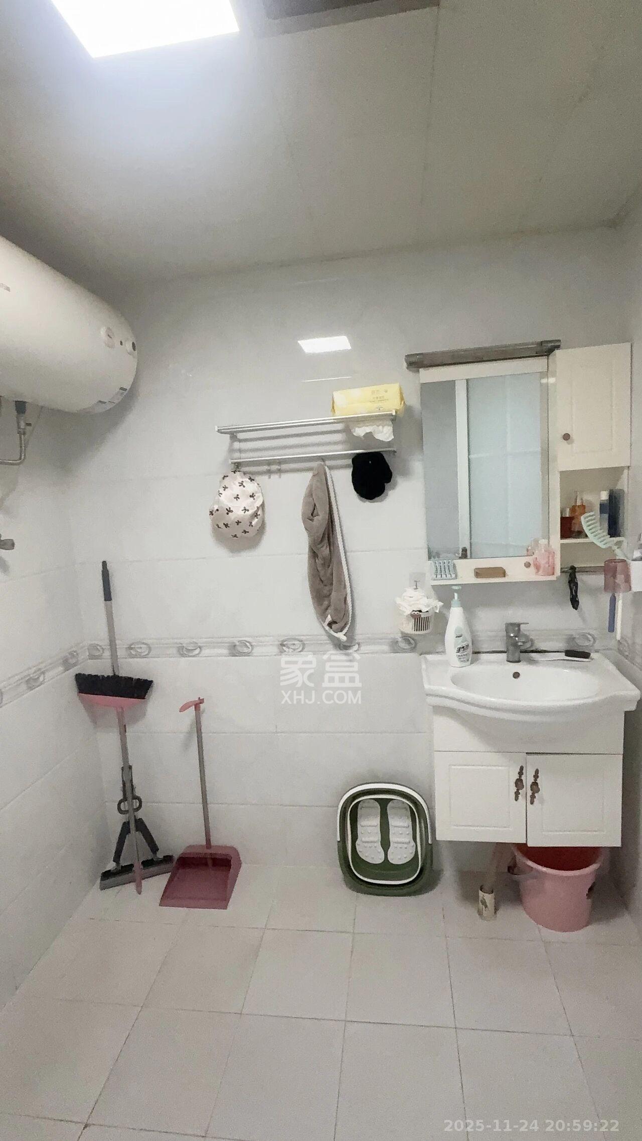 京武浪琴山一、二期 1室1厅1卫 1500.0元/月 京武浪琴山一、二期 1室1厅1卫 1500.0元/月室内图