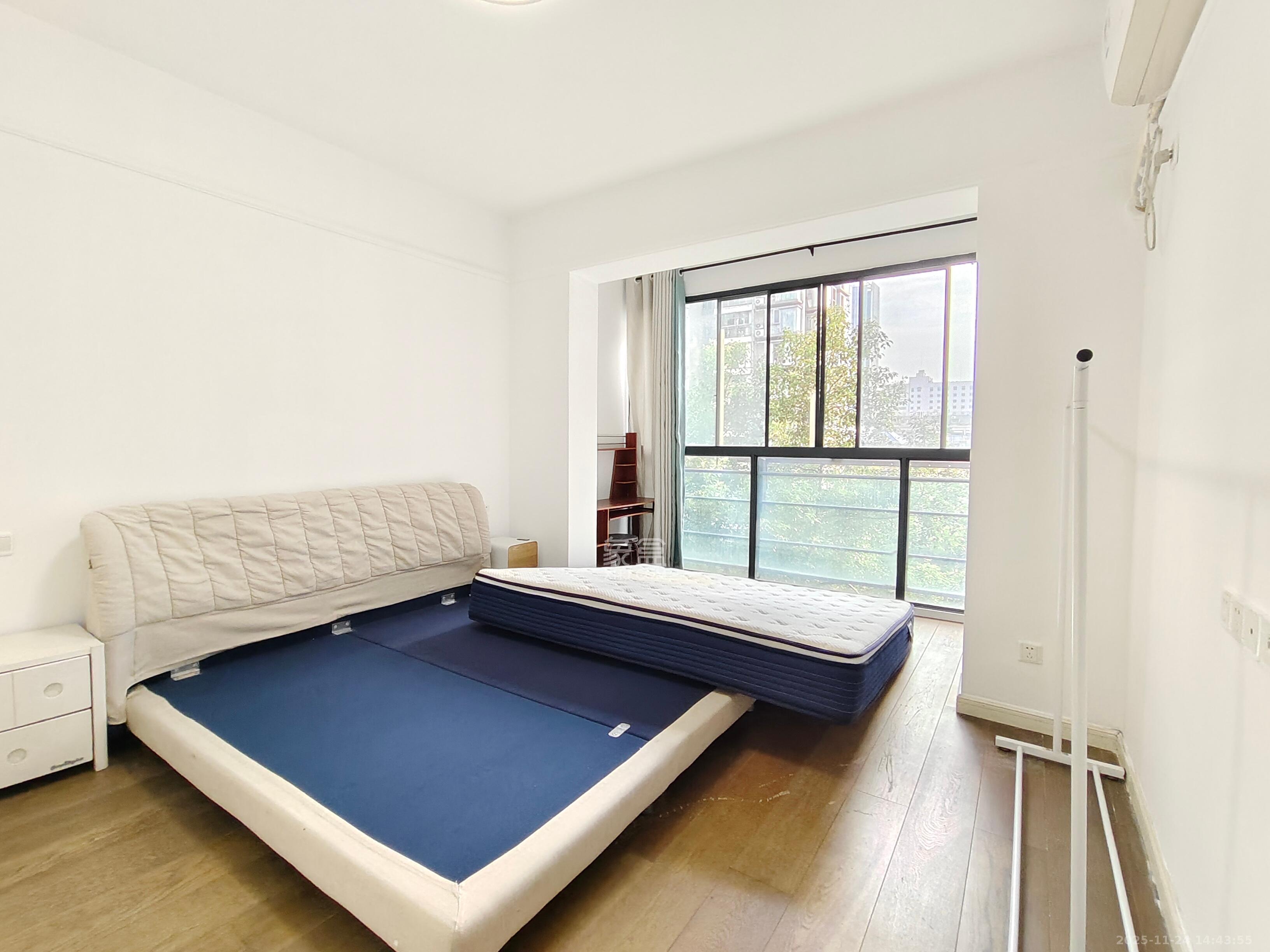 银港水晶城 3室2厅2卫 2800.0元/月 银港水晶城 3室2厅2卫 2800.0元/月室内图