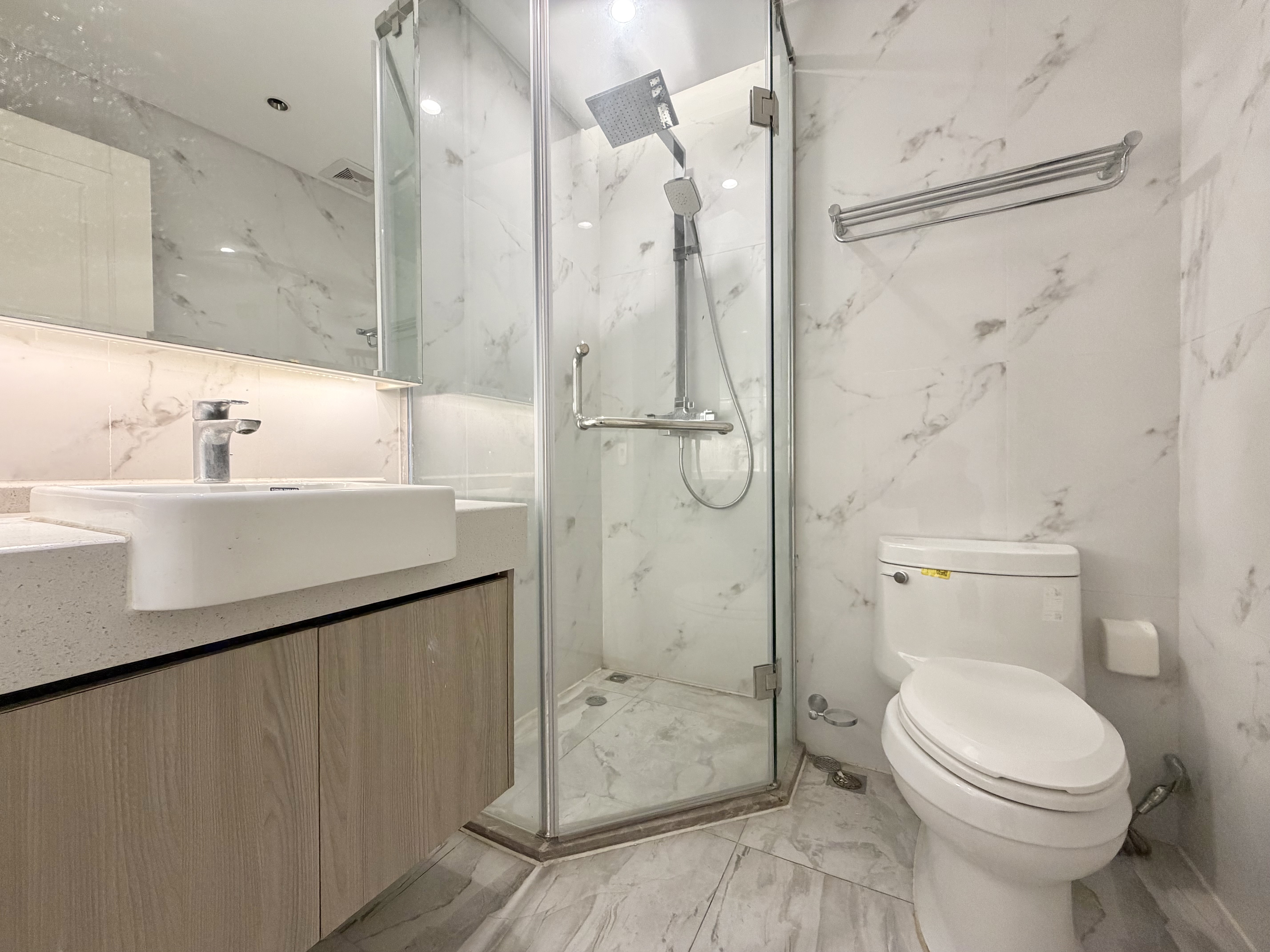 海航豪庭北苑 5室2厅3卫 520.0万 海航豪庭北苑 5室2厅3卫 520.0万客厅