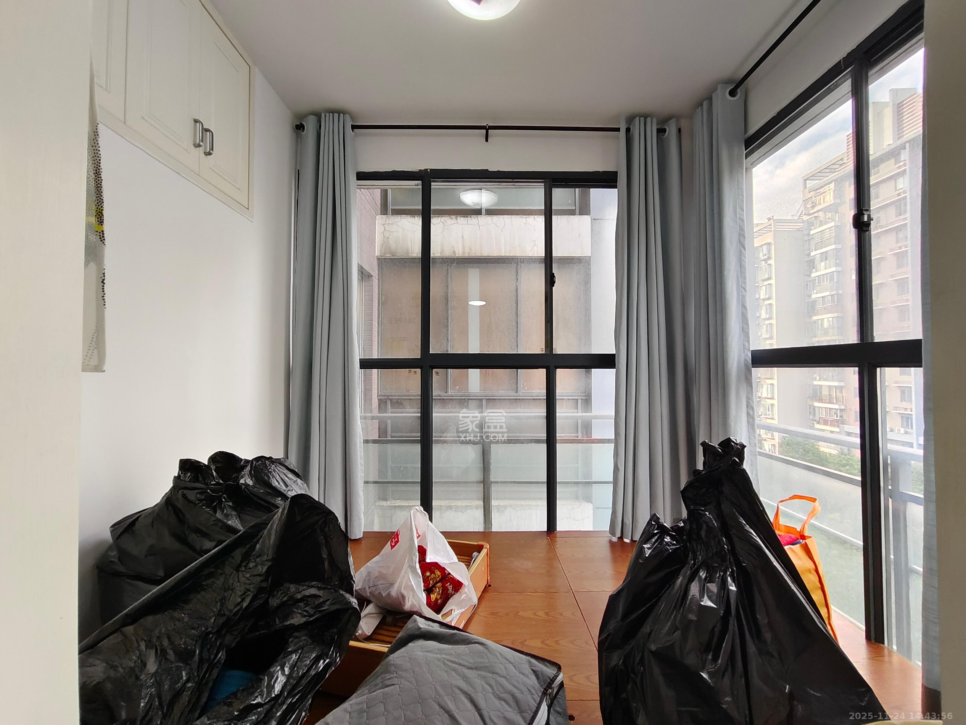 银港水晶城 3室2厅2卫 2800.0元/月 银港水晶城 3室2厅2卫 2800.0元/月室内图