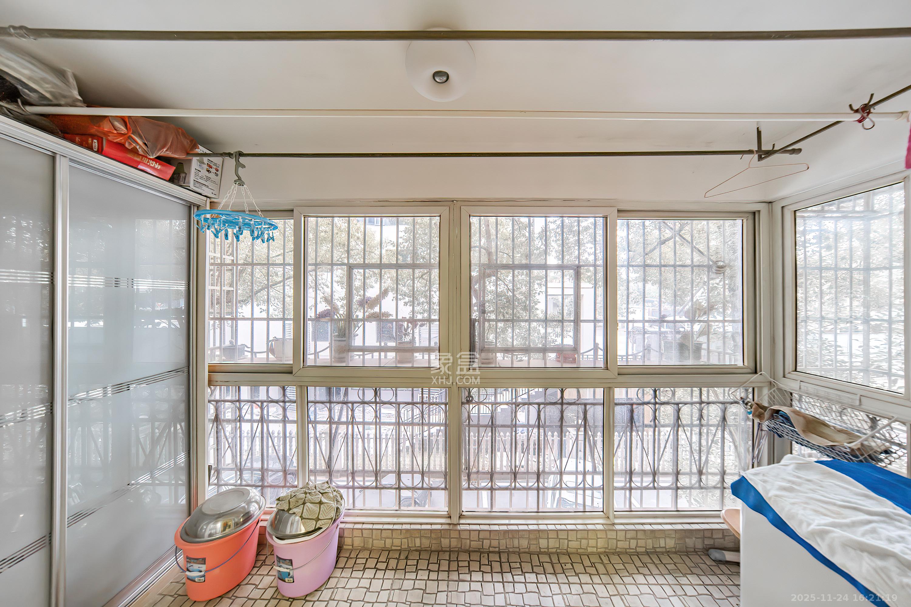 金帆小区  3室2厅2卫    79.8万阳台