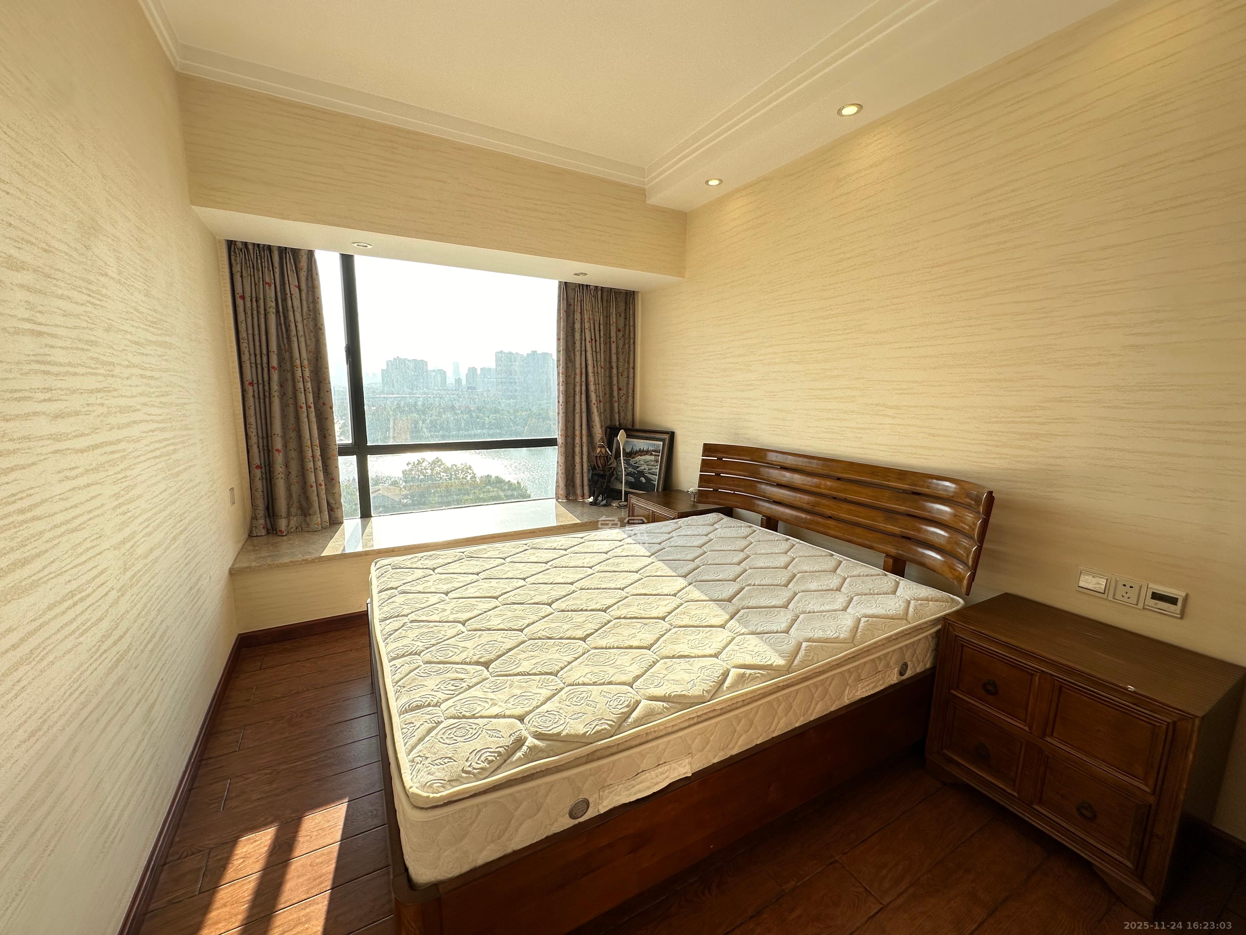 藏珑湖上国际花园  3室2厅2卫    4000.0元/月室内图