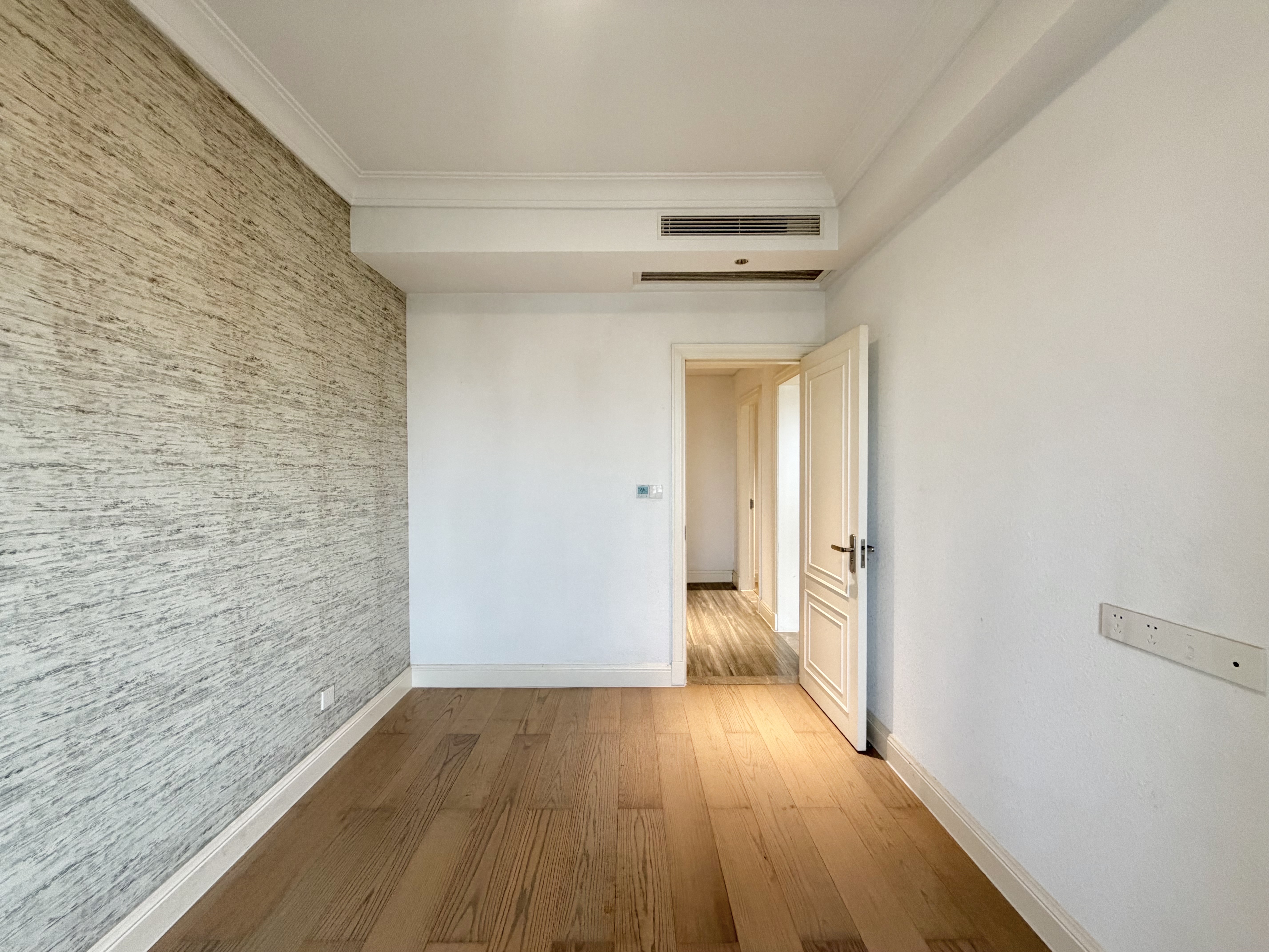 海航豪庭北苑 5室2厅3卫 520.0万 海航豪庭北苑 5室2厅3卫 520.0万客厅