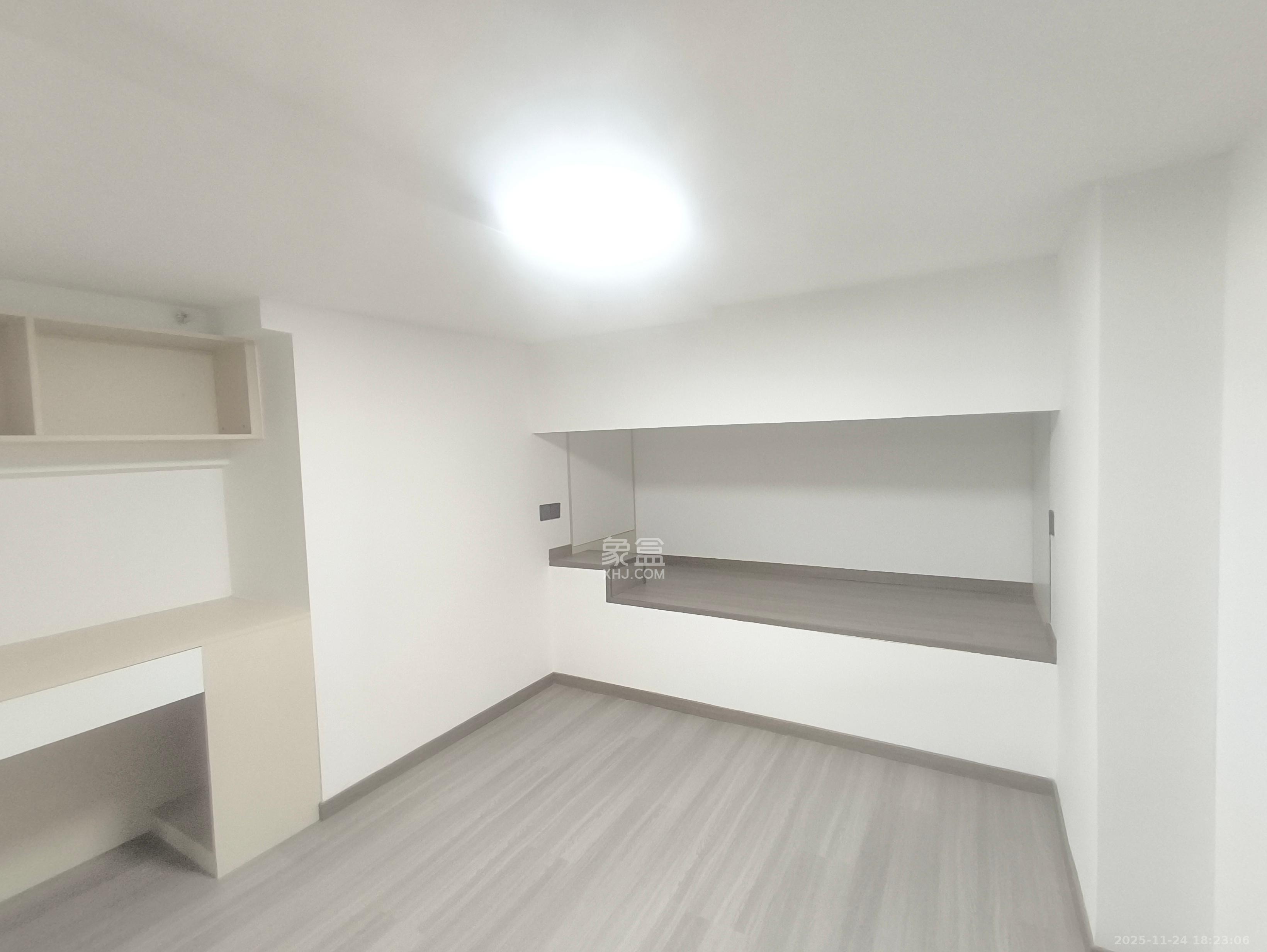 绿地V岛  1室0厅0卫    2200.0元/月室内图