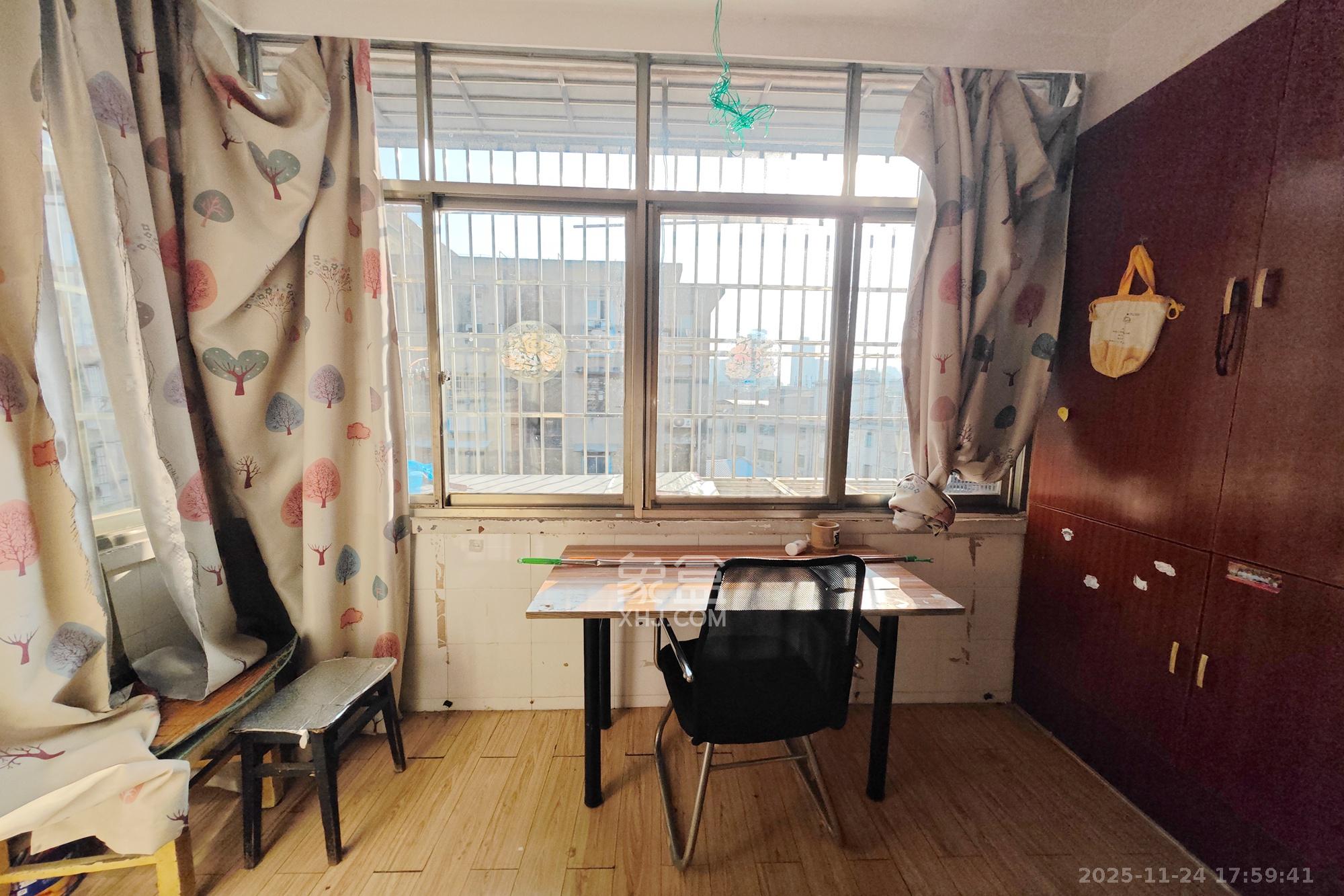 阀门厂宿舍 2室2厅1卫 32.8万 阀门厂宿舍 2室2厅1卫 32.8万阳台