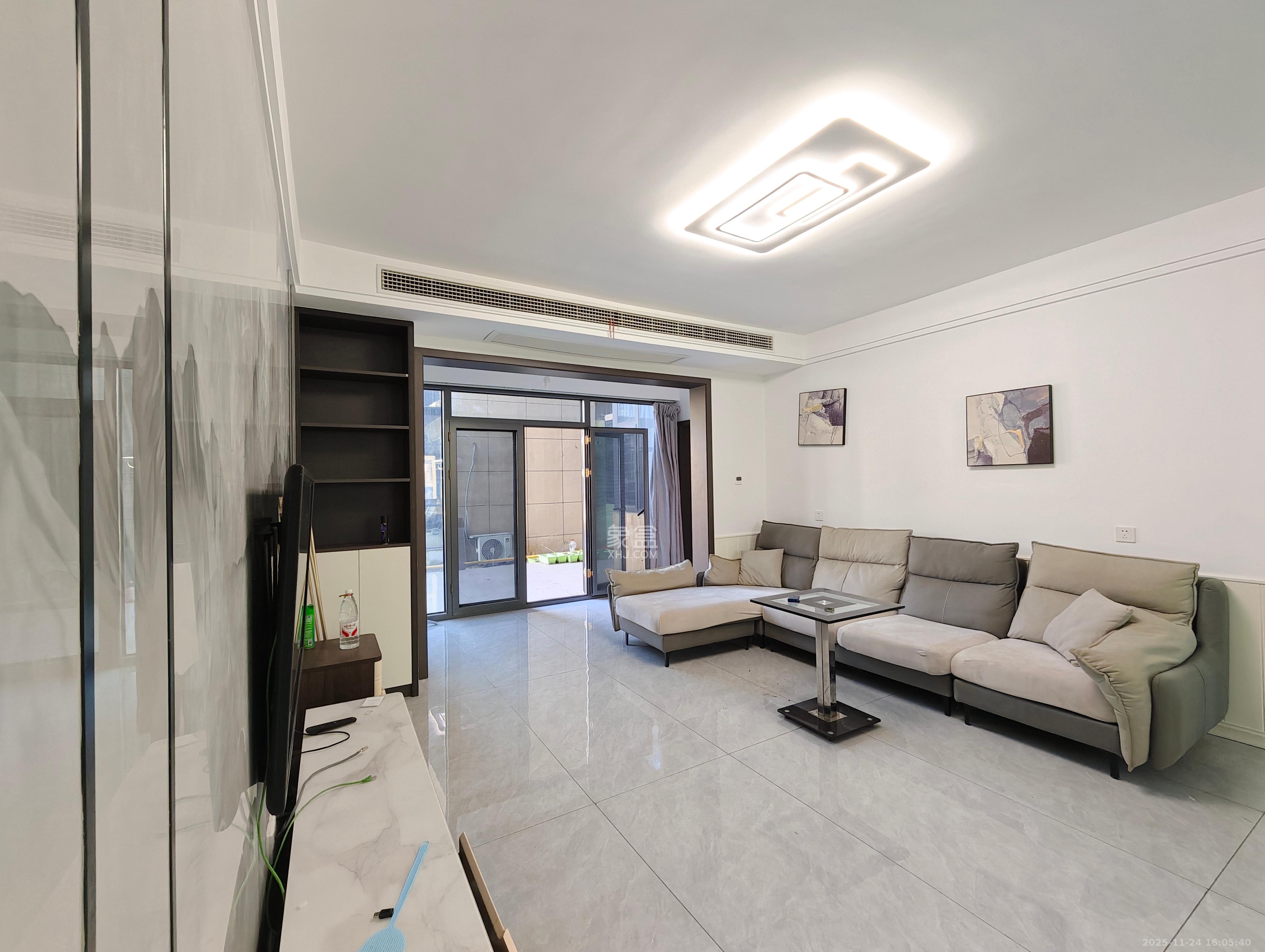 荣盛岳麓峰景  3室2厅2卫    2200.0元/月室内图