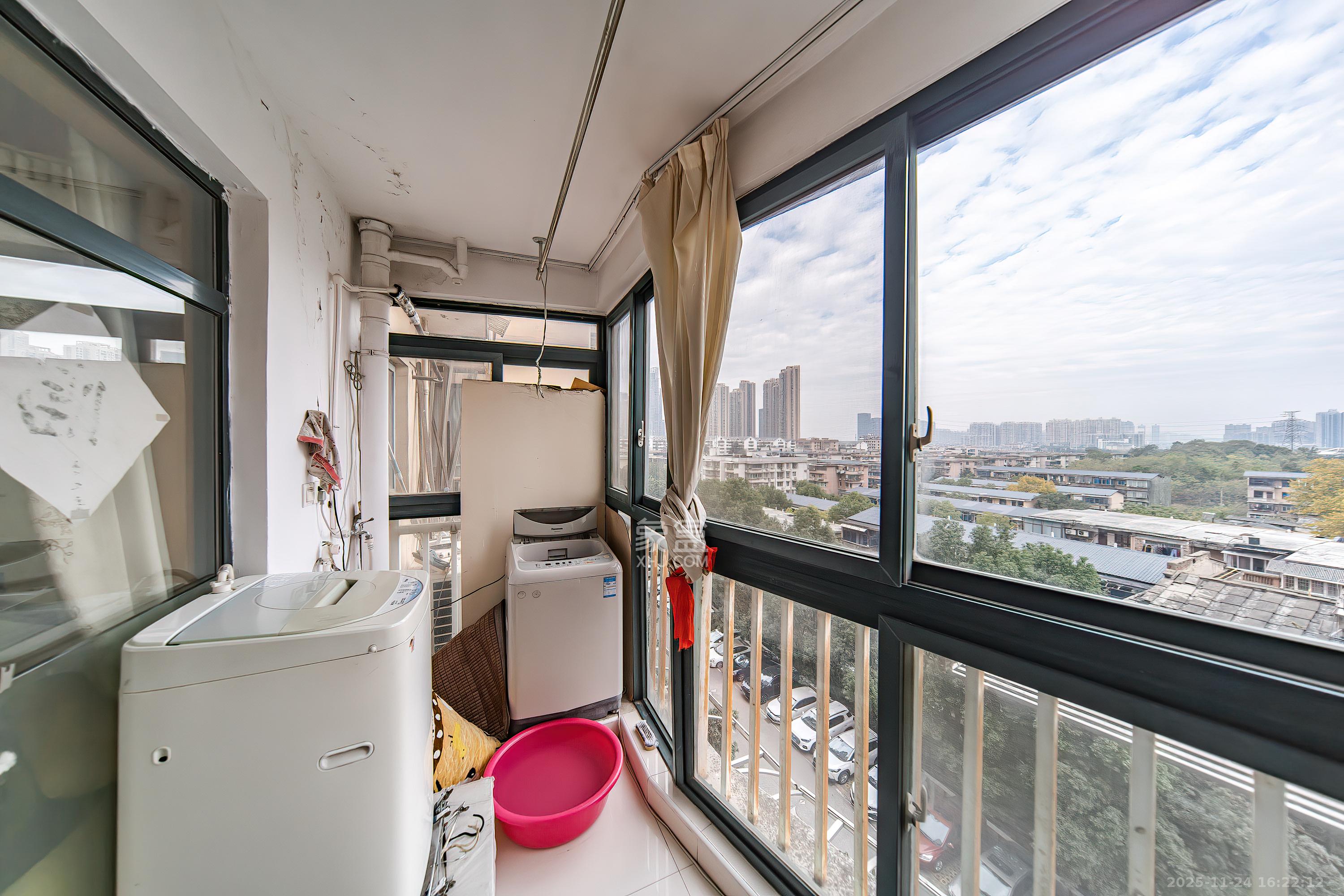 佳阳悦景馨都 3室2厅2卫 88.0万 佳阳悦景馨都 3室2厅2卫 88.0万阳台