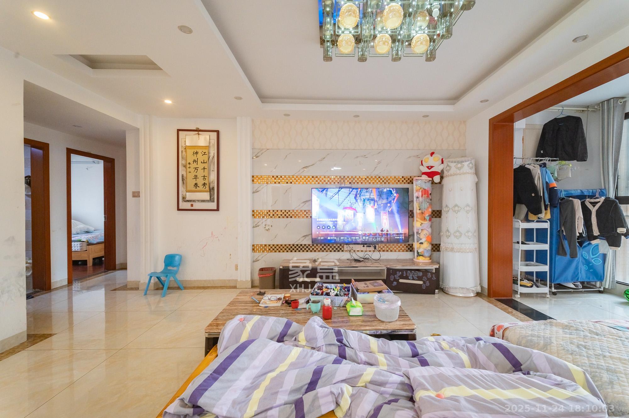 华润凤凰城三期 3室2厅2卫 86.8万 华润凤凰城三期 3室2厅2卫 86.8万客厅