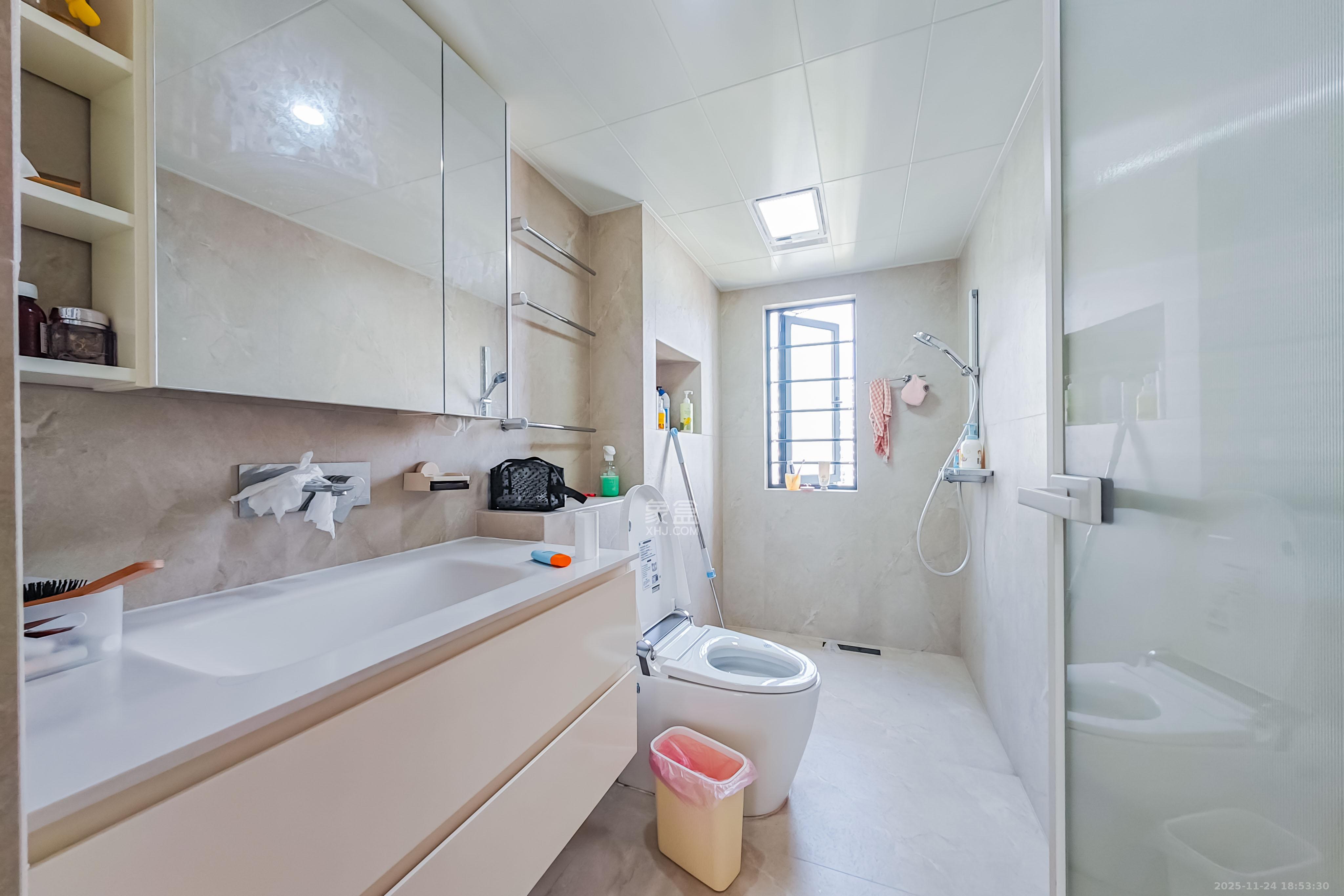 平吉上府 4室2厅2卫 220.0万 平吉上府 4室2厅2卫 220.0万卫生间