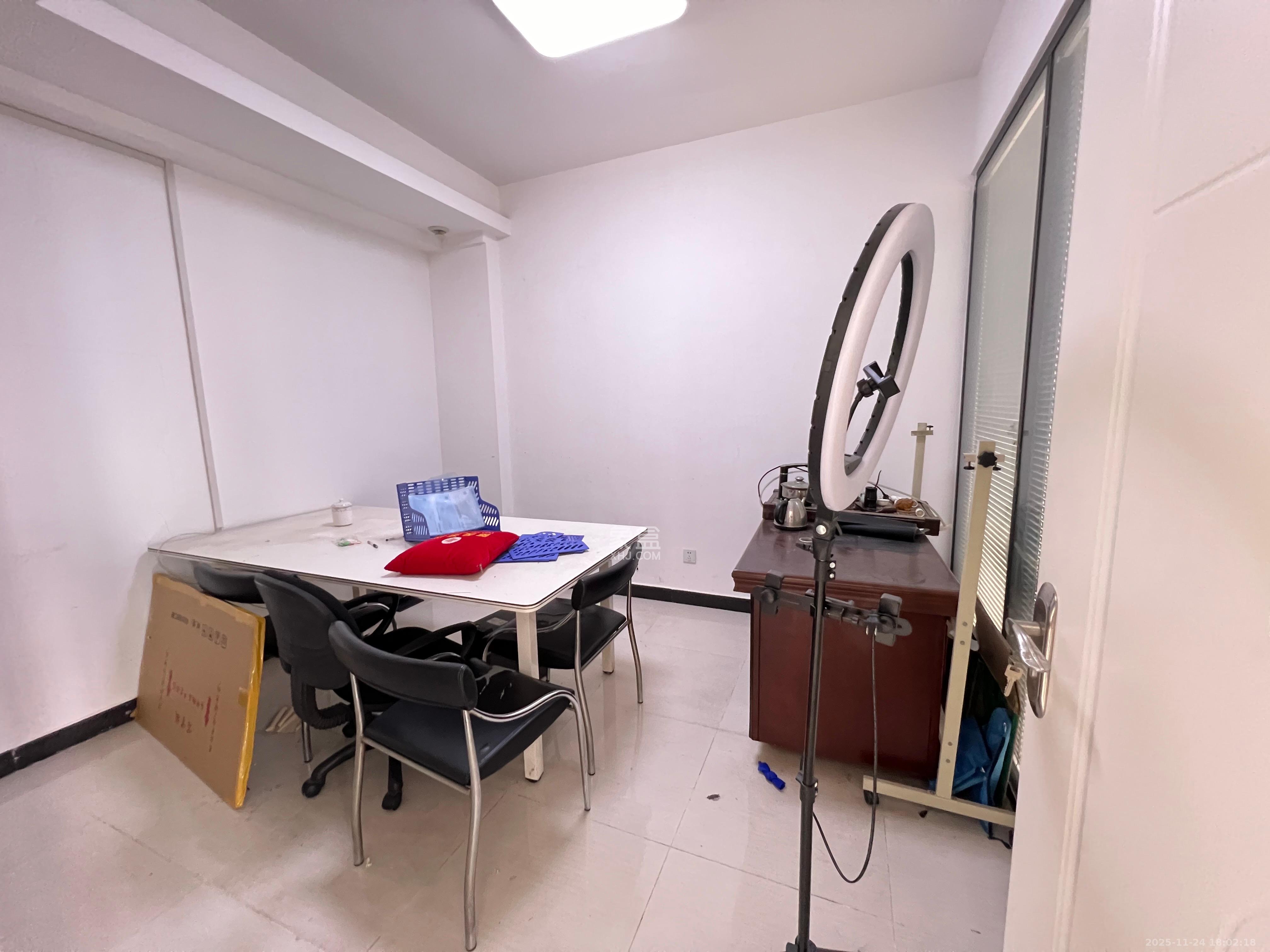 长房中庭国际(东郡华蓉广场) 3室2厅1卫 5600.0元/月 长房中庭国际(东郡华蓉广场) 3室2厅1卫 5600.0元/月室内图