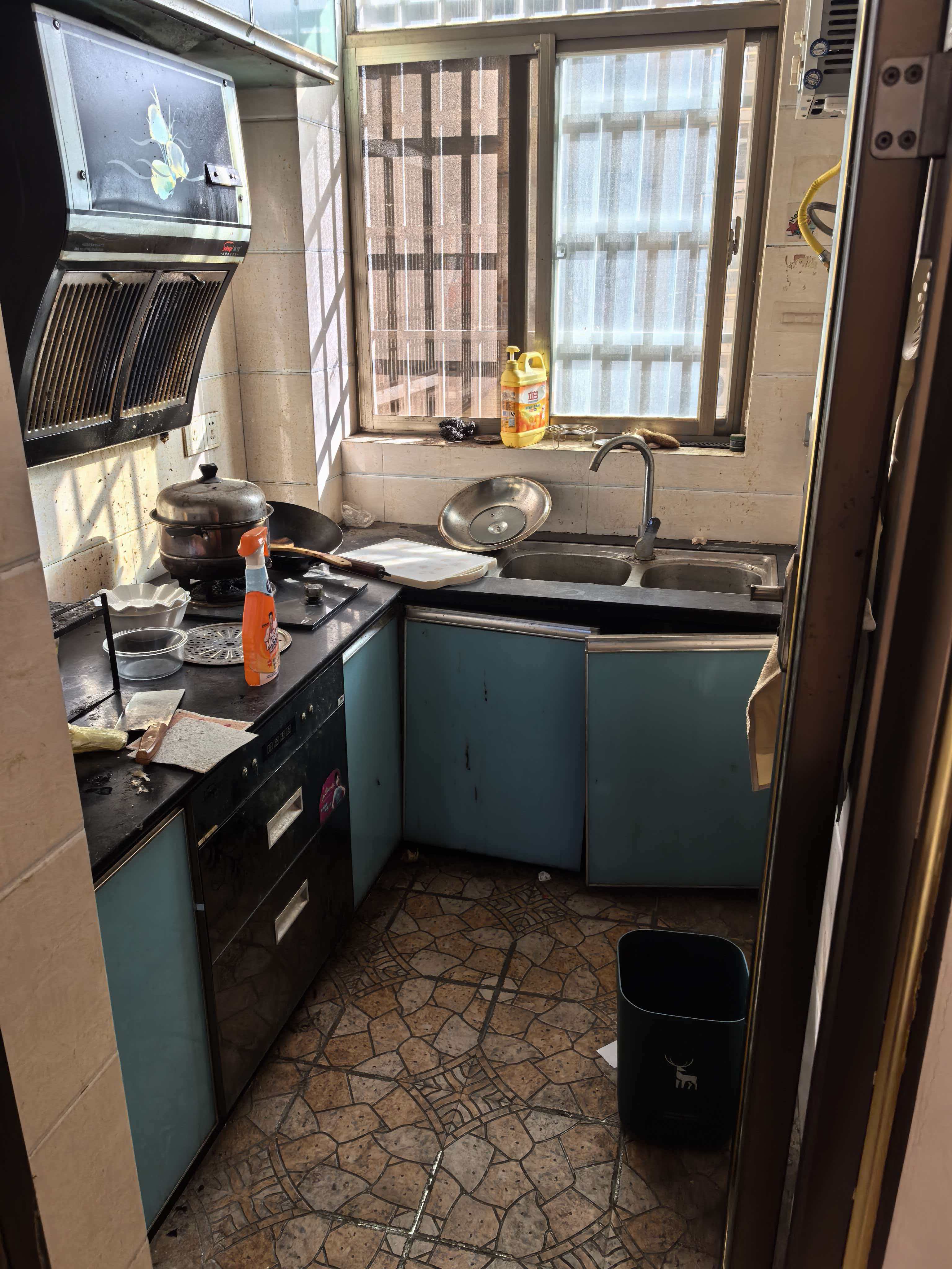 华湘贵府 1室0厅0卫 33.8万 华湘贵府 1室0厅0卫 33.8万客厅