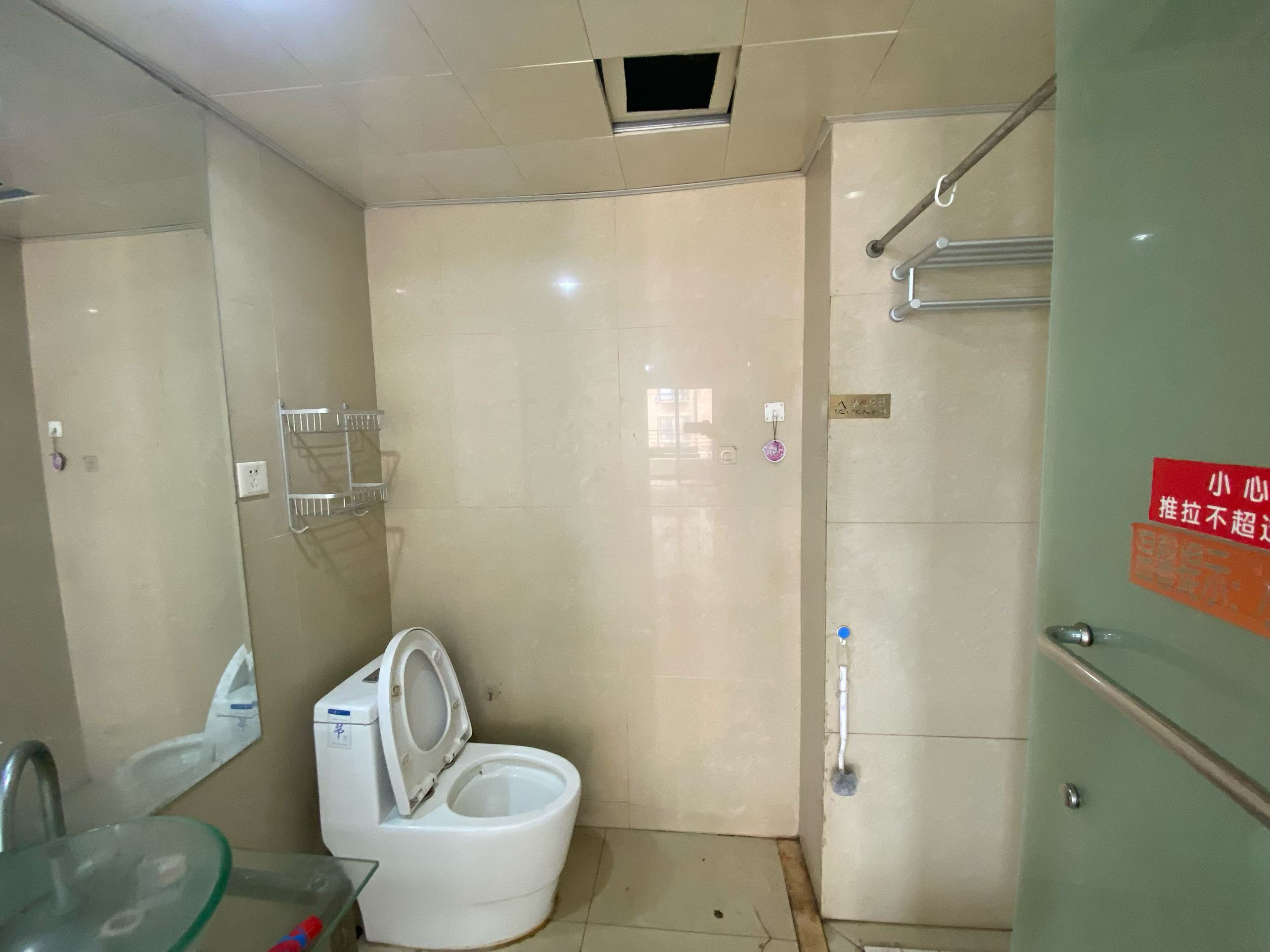 花开四季连锁酒店  2室2厅1卫    88.0万客厅