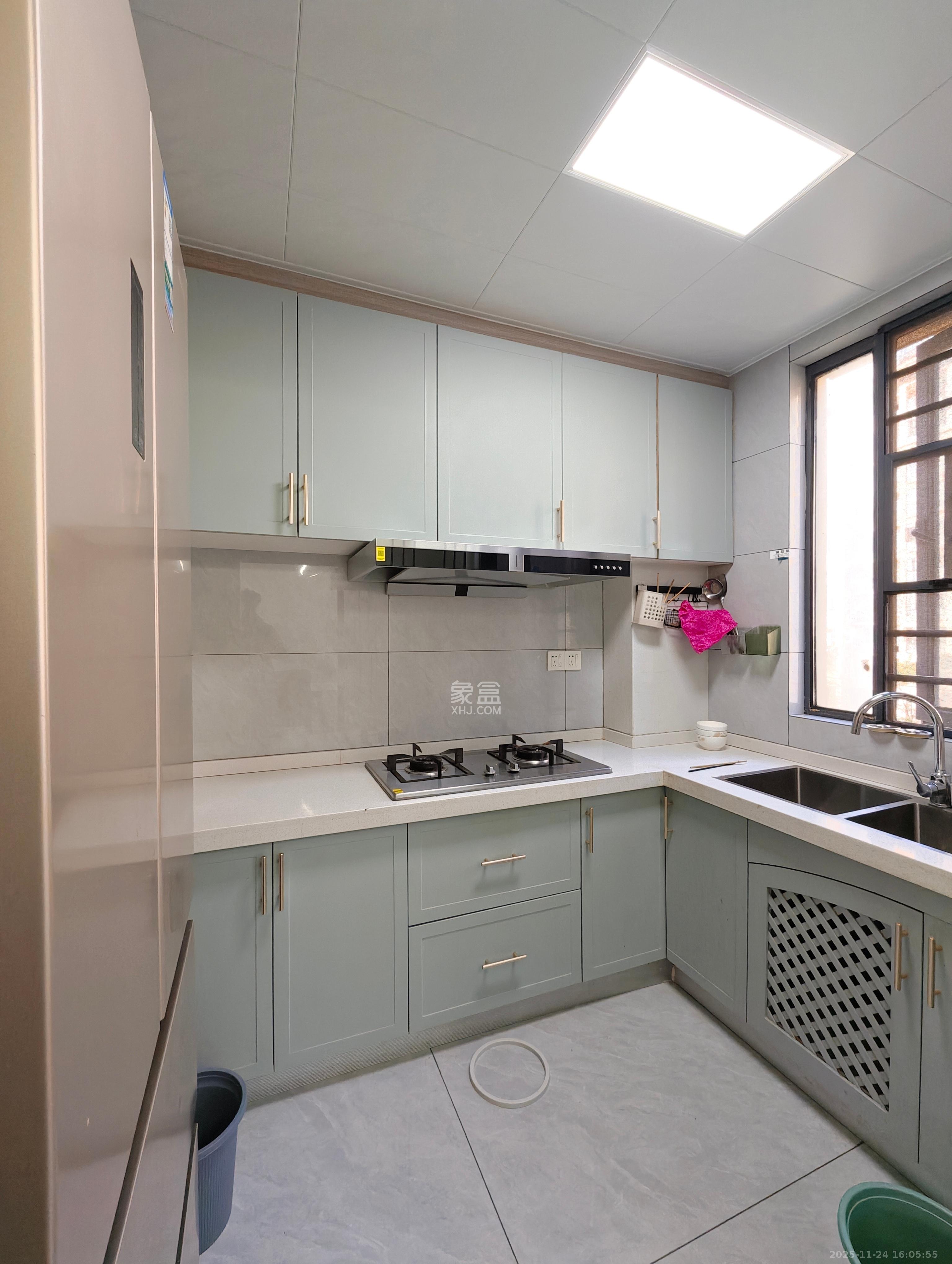 荣盛岳麓峰景  3室2厅2卫    2200.0元/月室内图