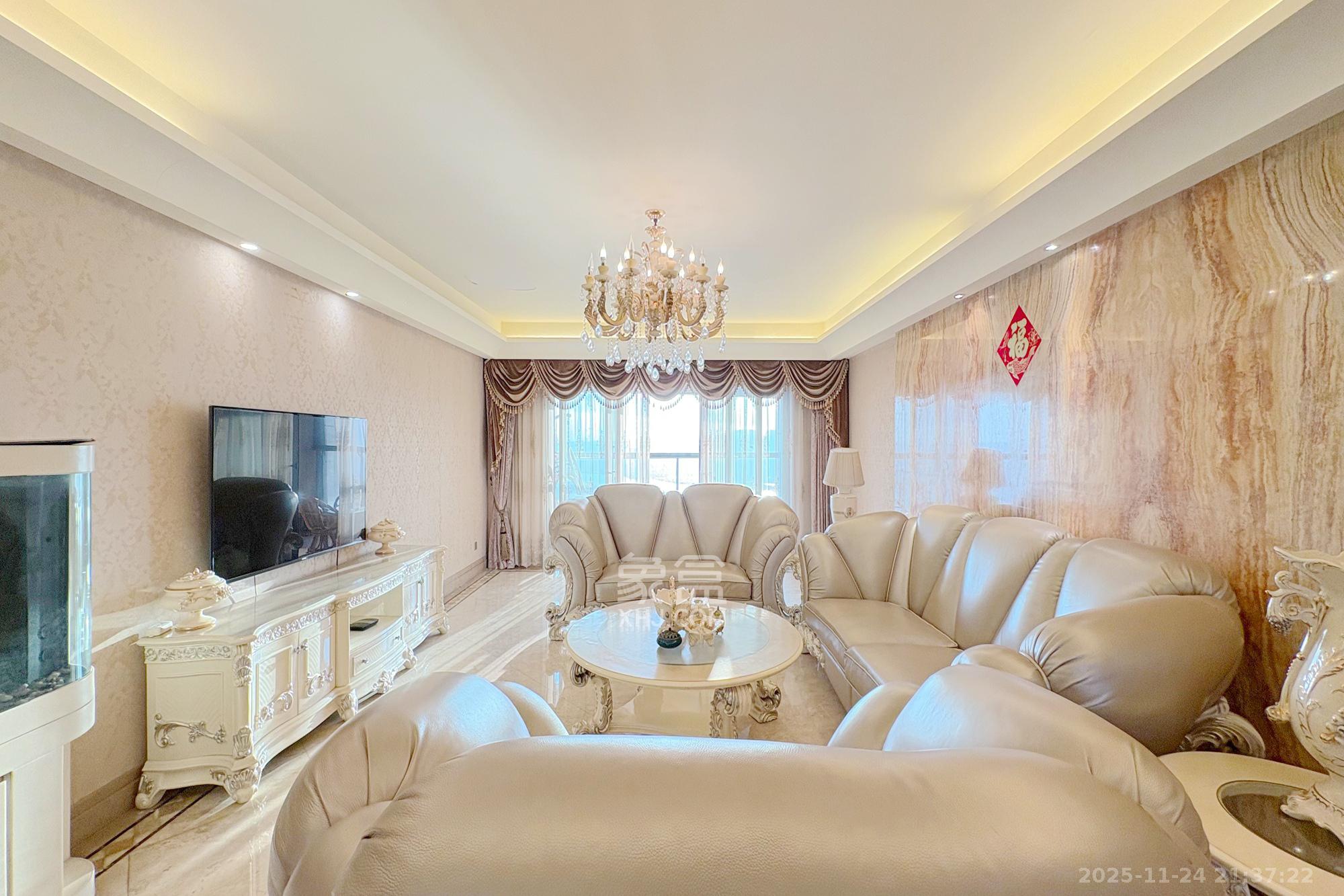 华远华中心  4室2厅5卫    600.0万客厅