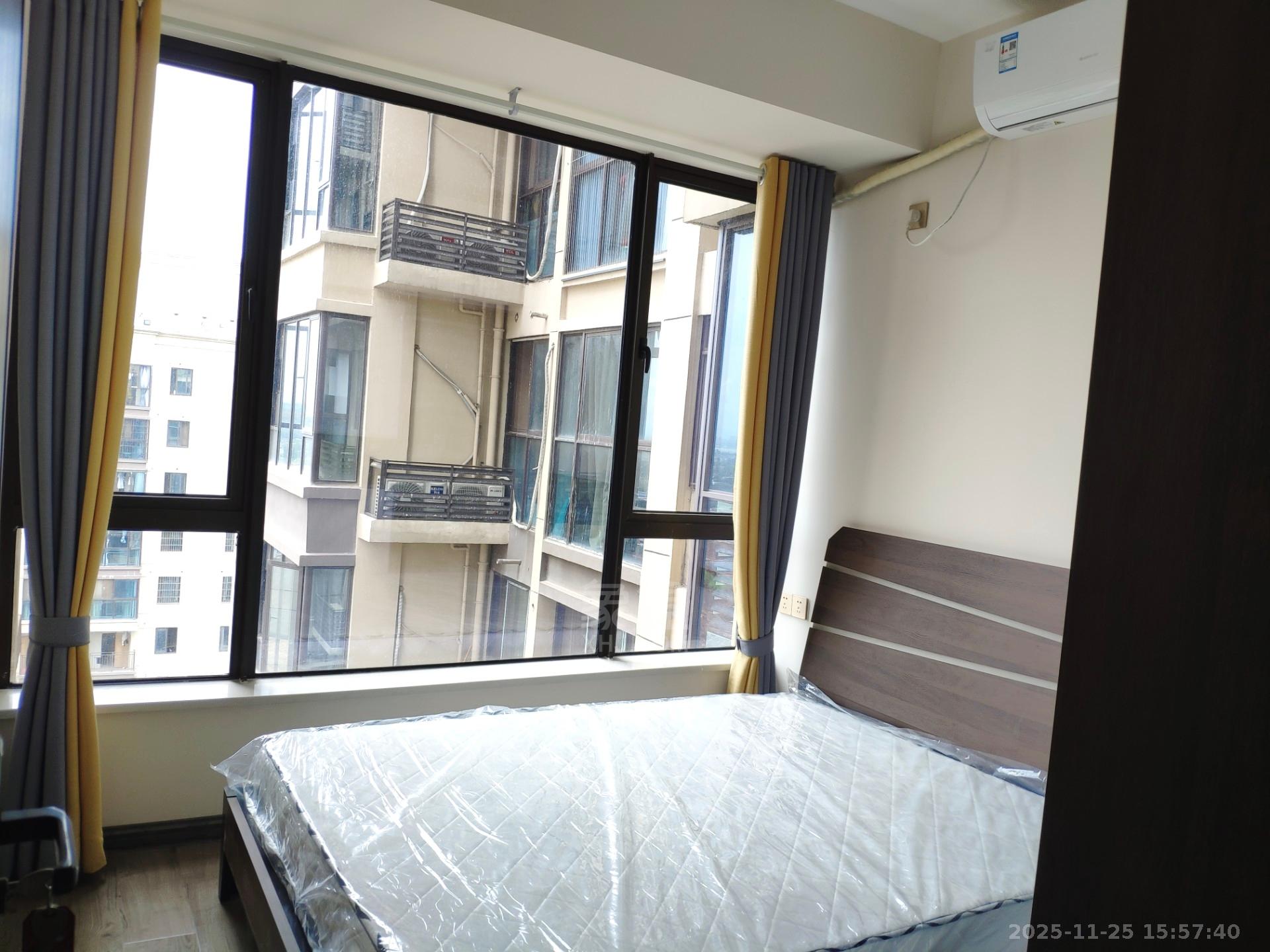 金轮翡翠名园  3室2厅2卫    2000.0元/月室内图