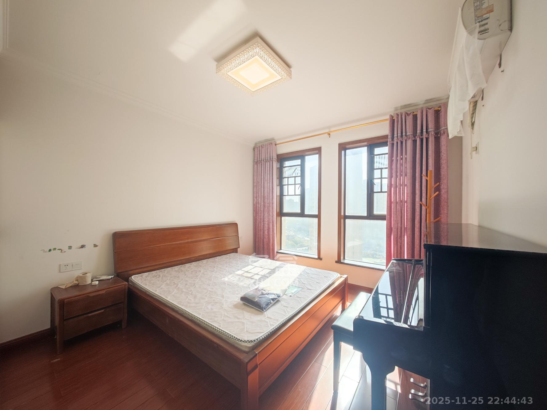 欧莱雅郡  4室2厅2卫    98.8万卧室