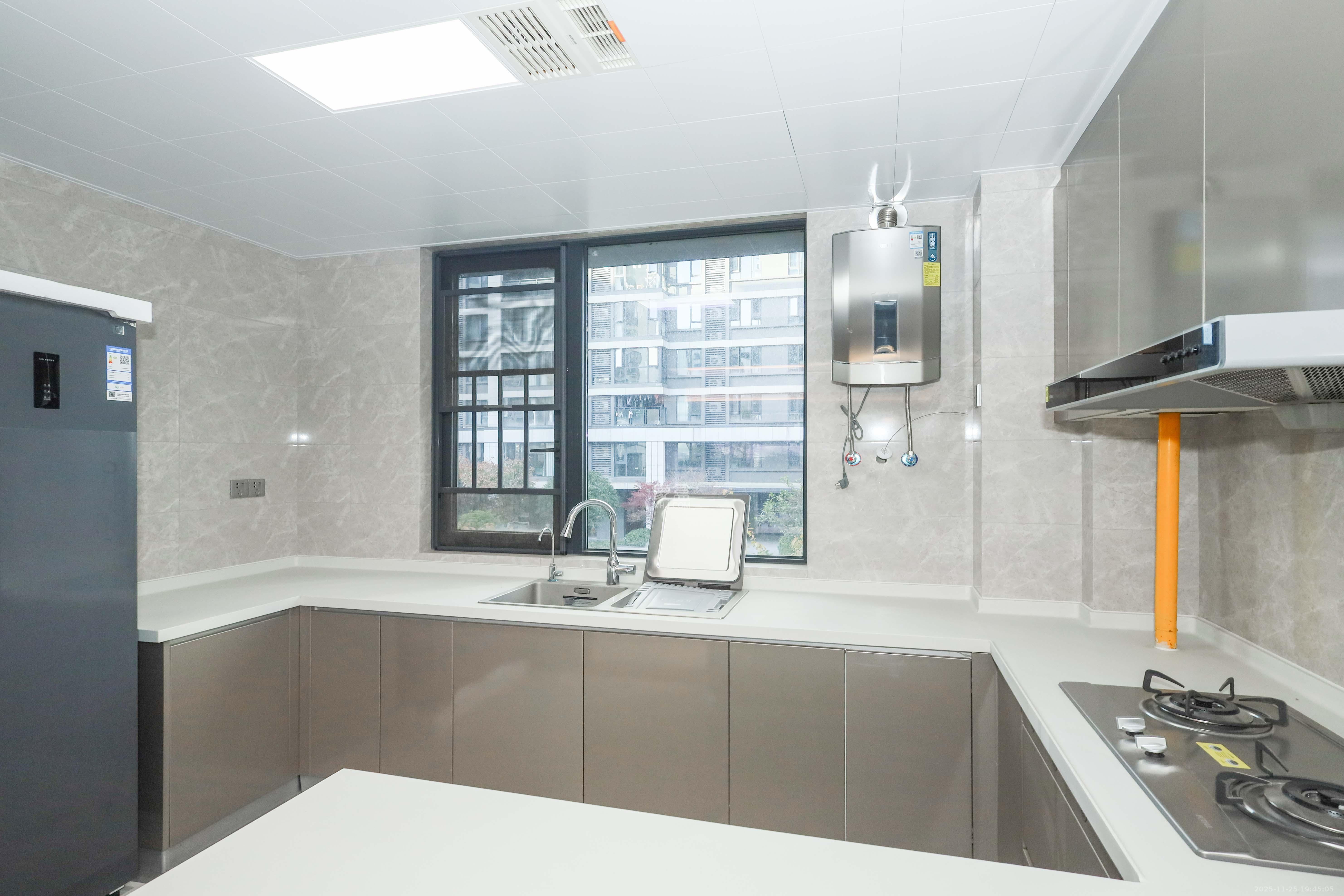 中海麓山境北区  5室2厅2卫    288.0万厨房