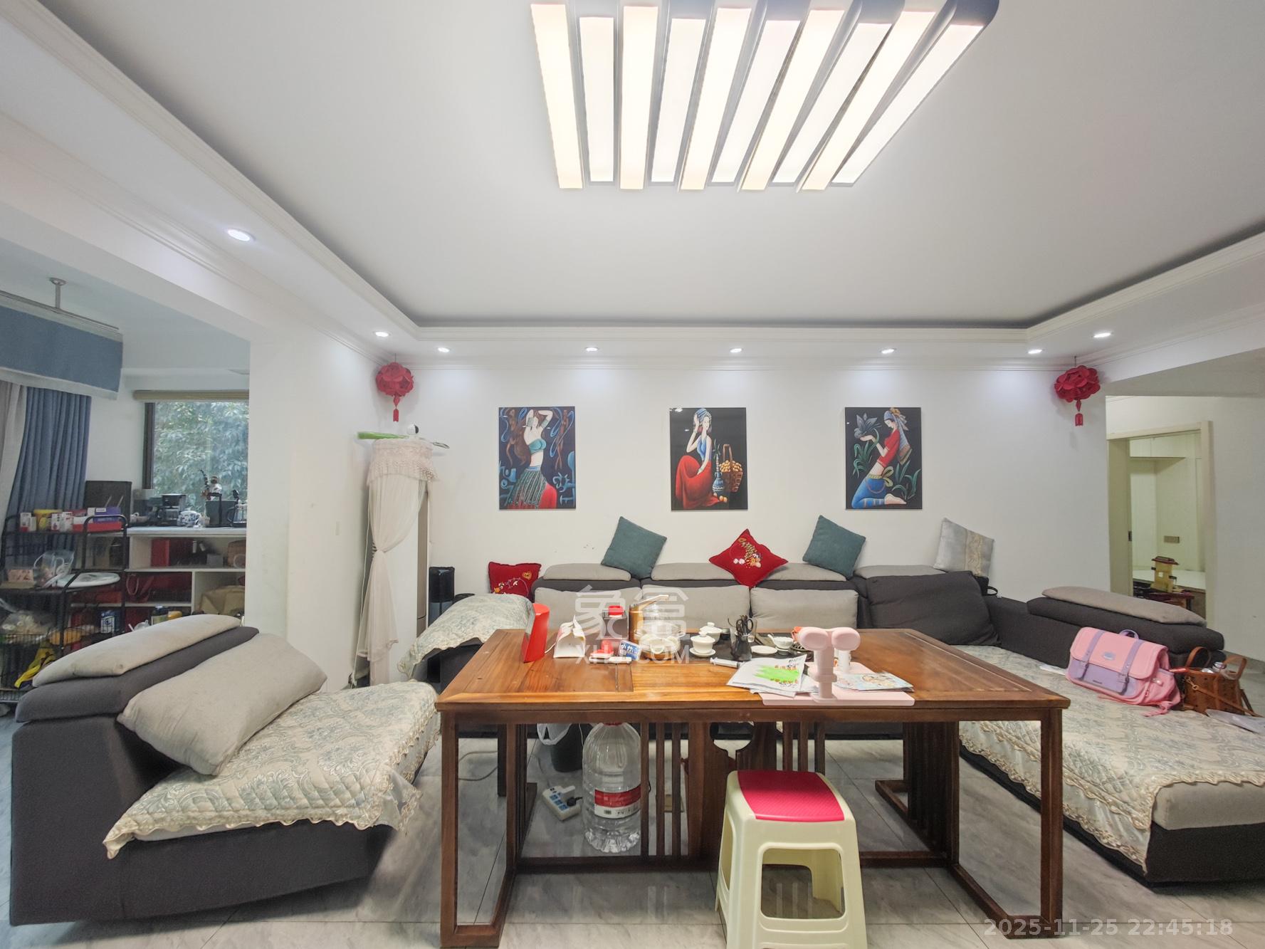 中天瑞景  5室2厅2卫    148.0万客厅