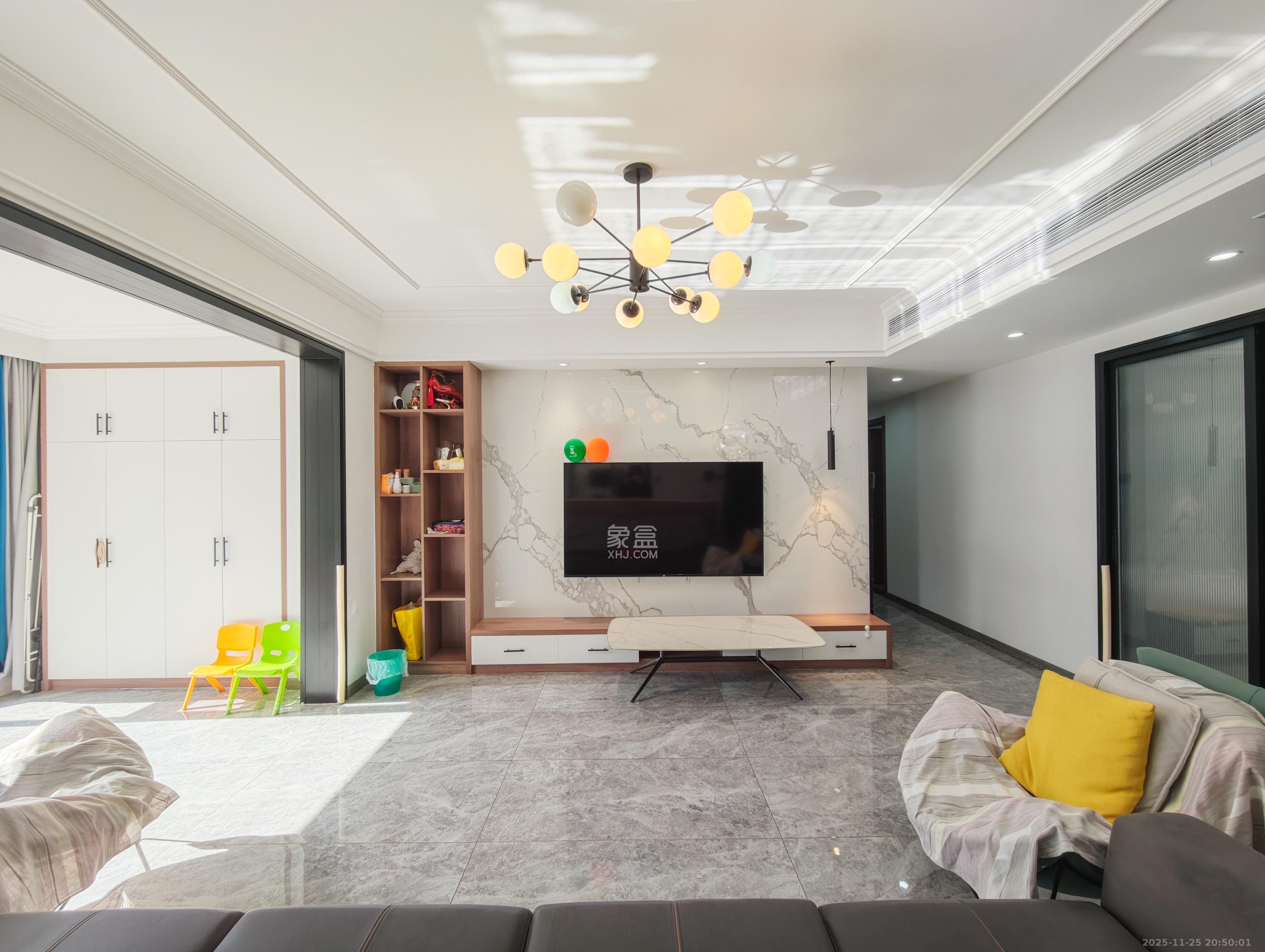 保利城（中航城国际社区、郡原美村）  4室2厅2卫    155.0万客厅