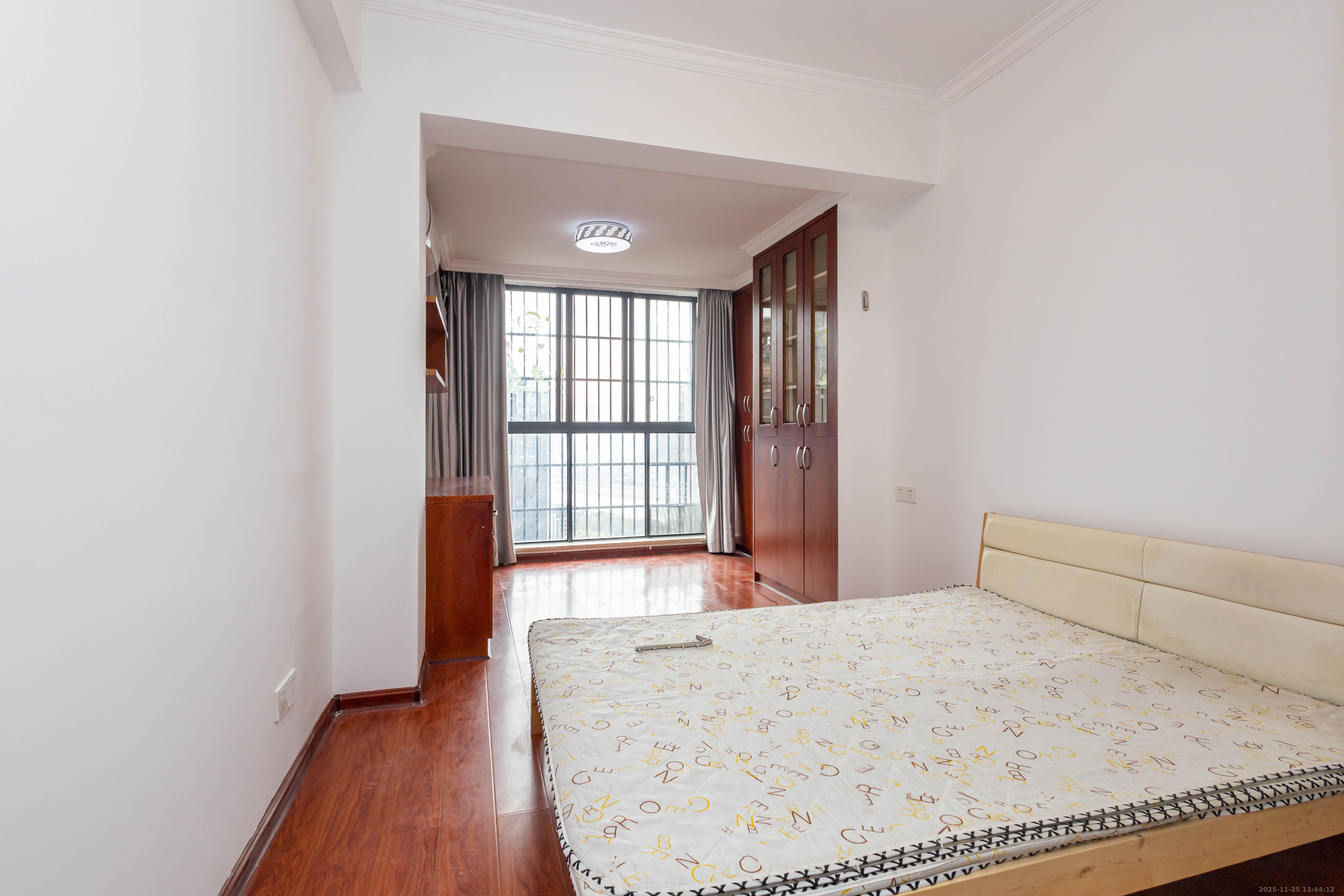 辉煌国际城一期 3室2厅2卫 115.0万 辉煌国际城一期 3室2厅2卫 115.0万卧室