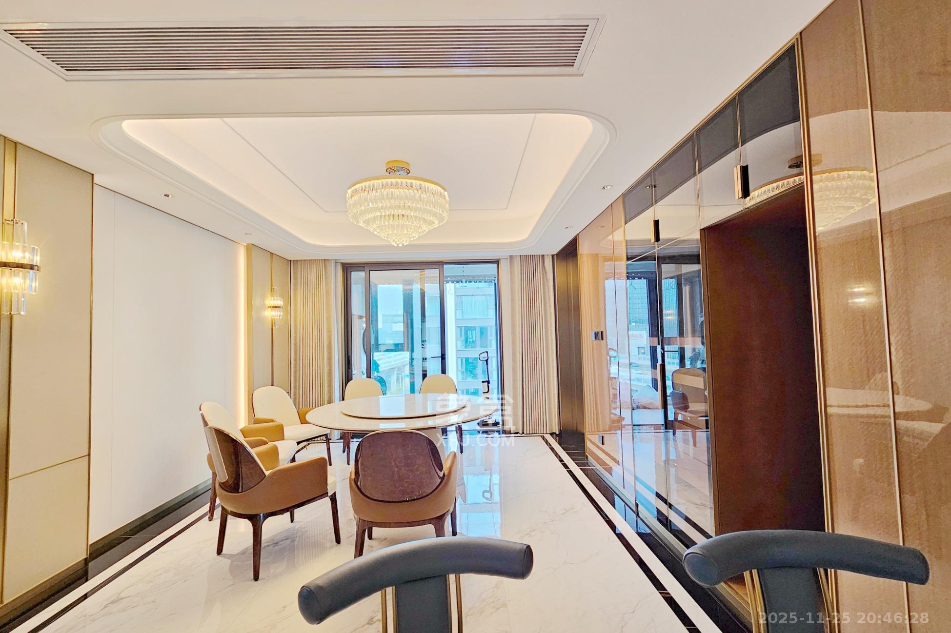 运达滨河广场  4室2厅3卫    580.0万客厅