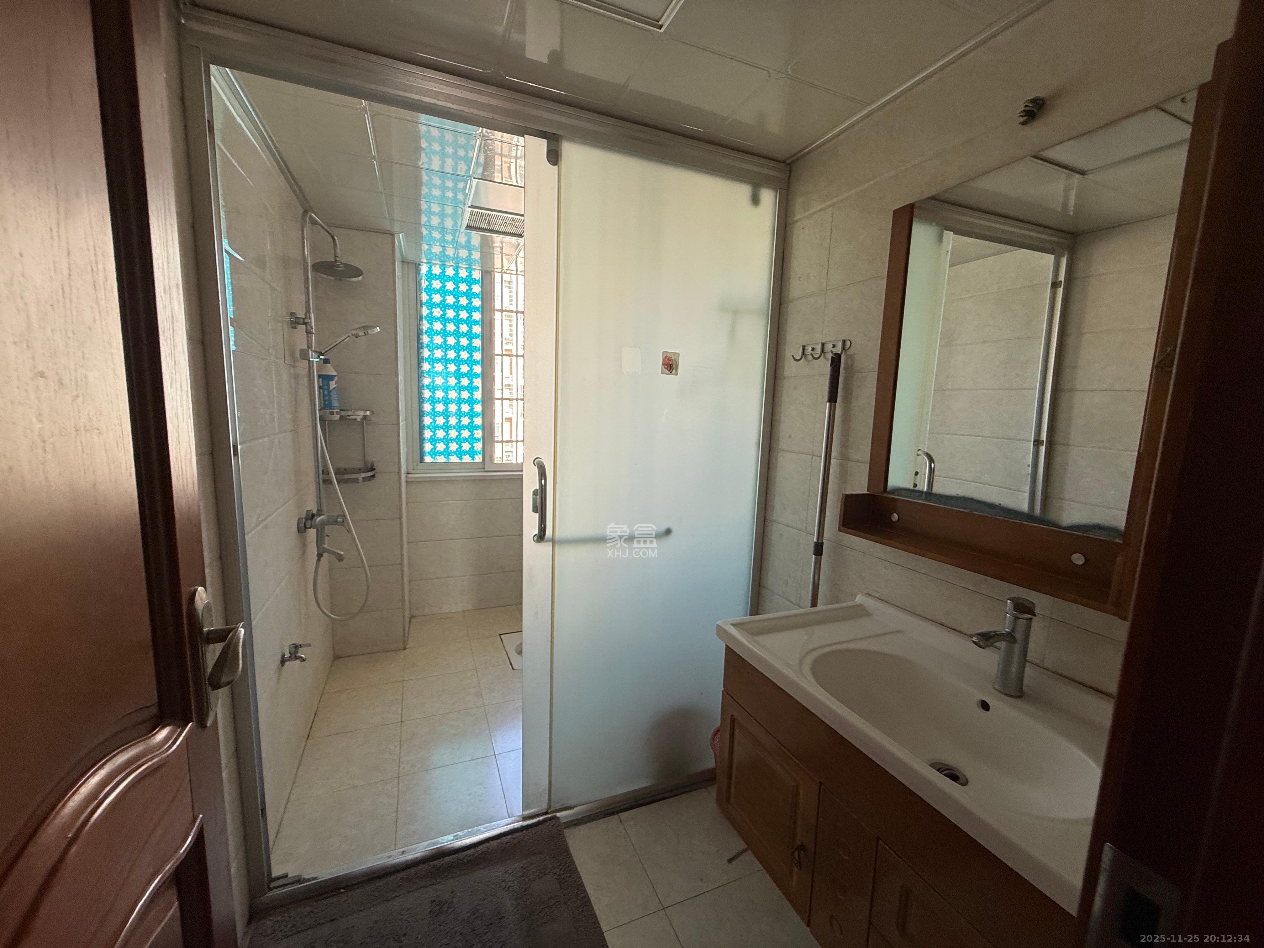 和沁园 3室2厅1卫 2100.0元/月 和沁园 3室2厅1卫 2100.0元/月室内图