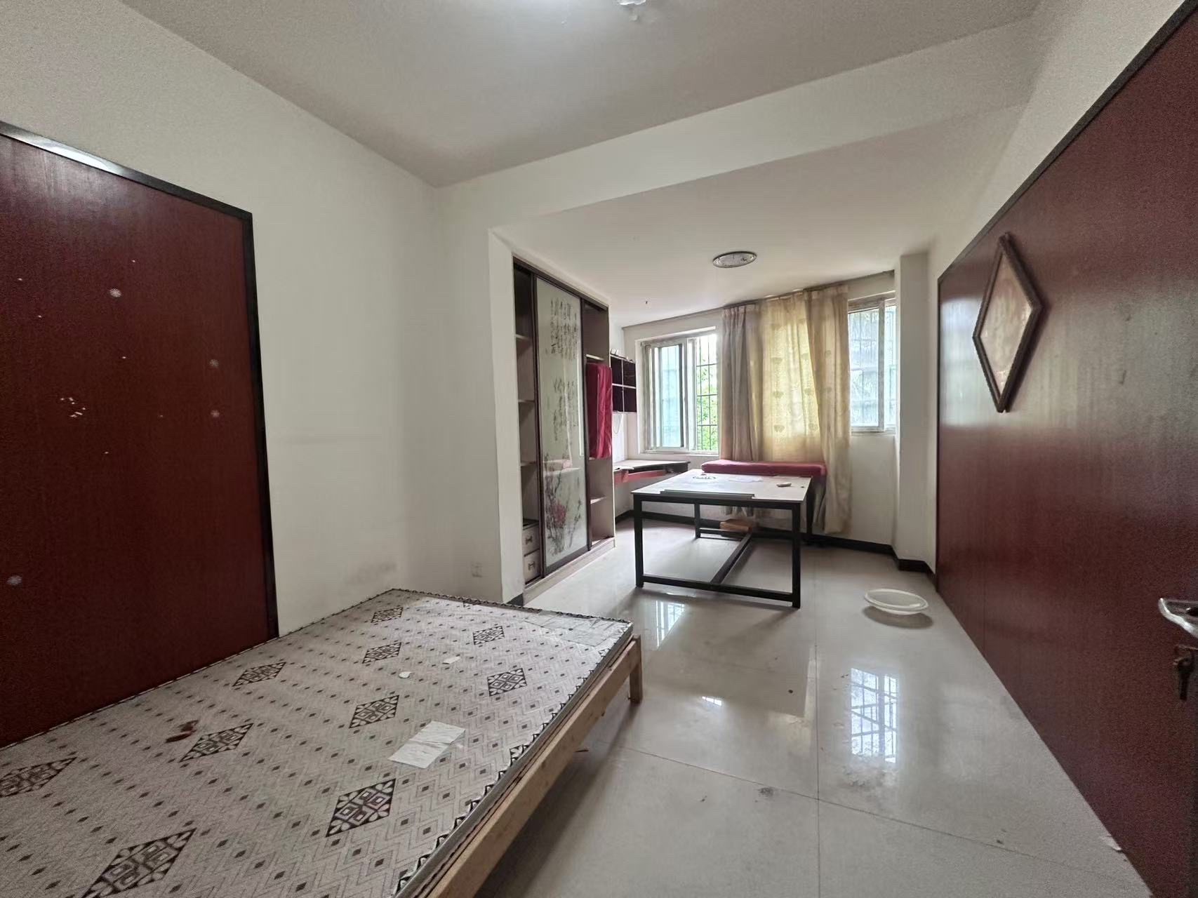 冠都现代城(冠都幸福彼岸) 4室2厅2卫 2400.0元/月 冠都现代城(冠都幸福彼岸) 4室2厅2卫 2400.0元/月室内图