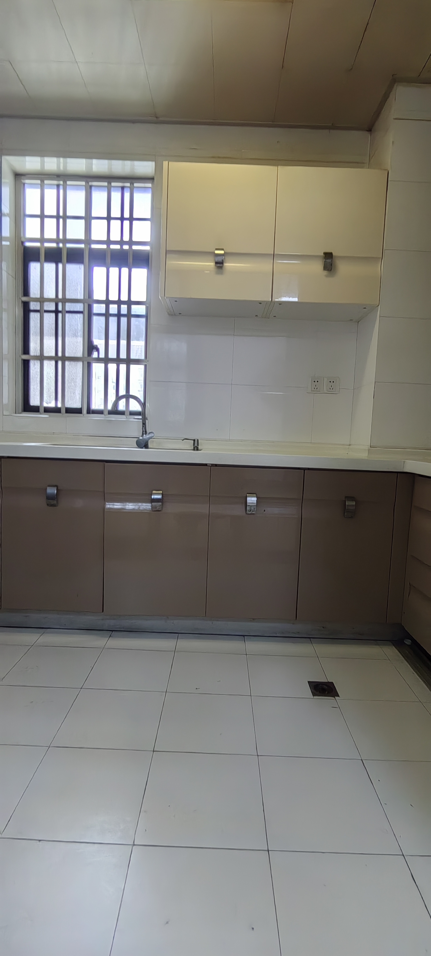 逸臣广场  3室2厅2卫    1800.0元/月室内图